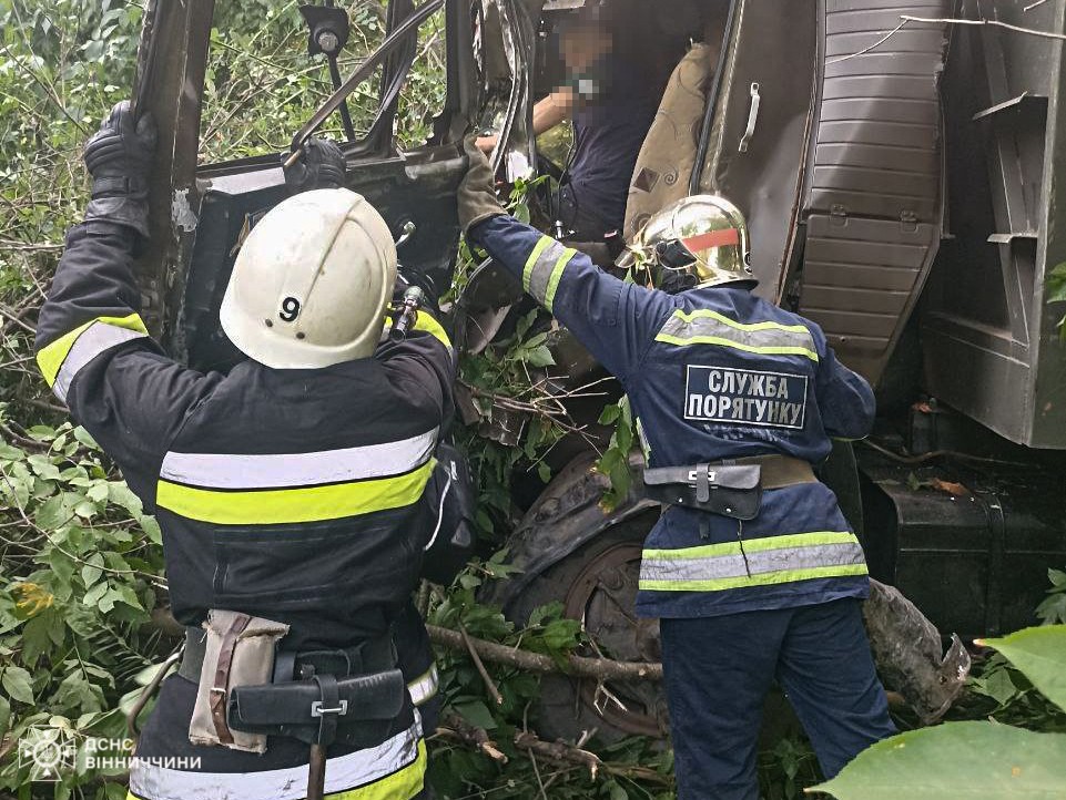 На Вінниччині водій «Камаза» з’їхав з дороги та зіткнувся з деревом