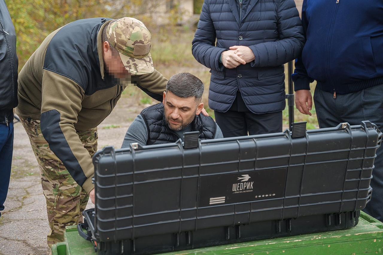 «Щедрик» полетів на фронт. Черговий унікальний бпла передав військовим МКГШ