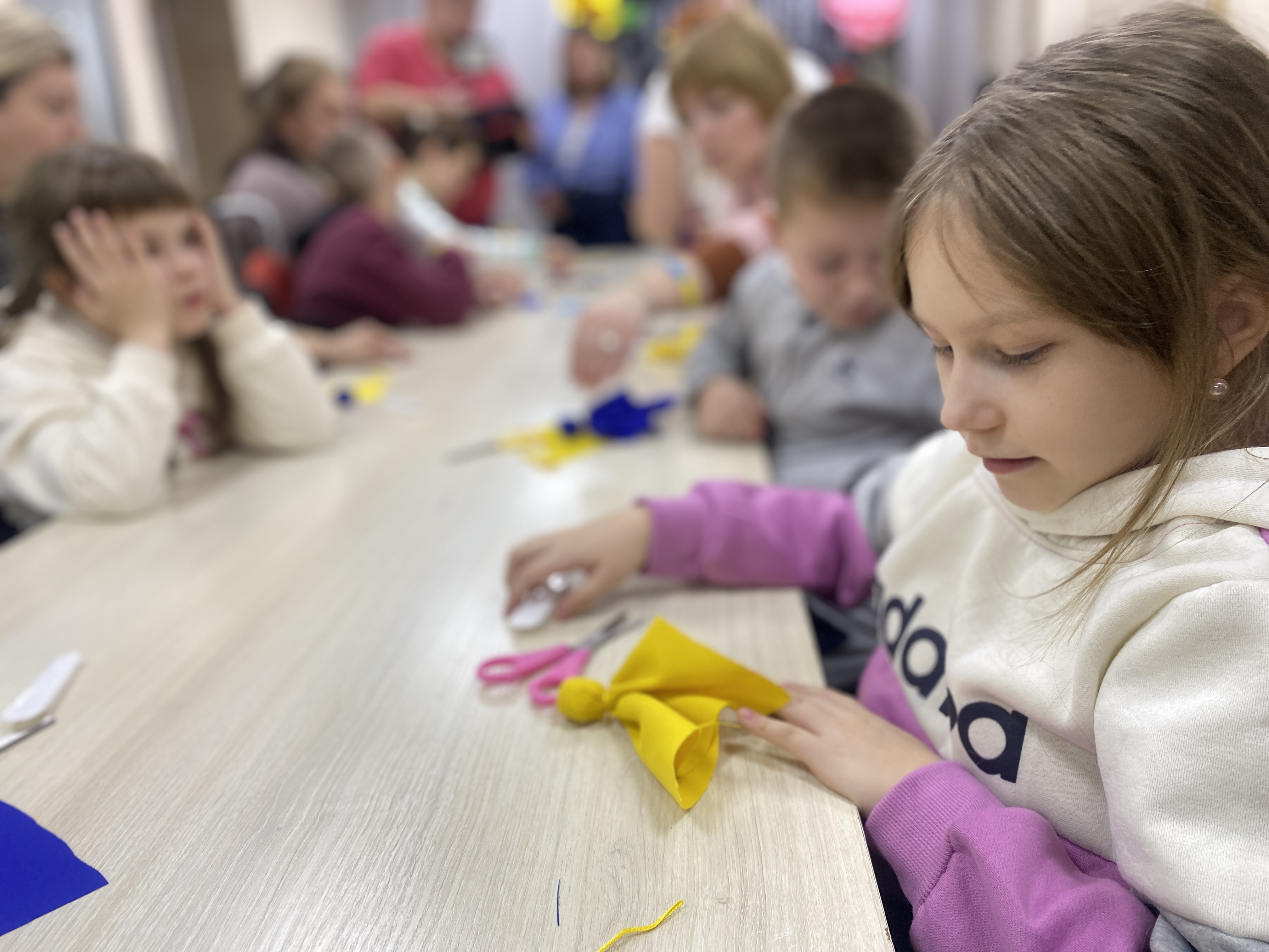 Клієнти вінницького центру реабілітації «Гармонія» виготовили обереги для українських військових