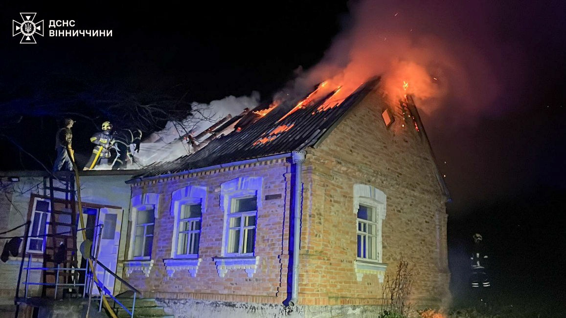 На Вінниччині через коротке замикання загорілися сонячні панелі на даху оселі