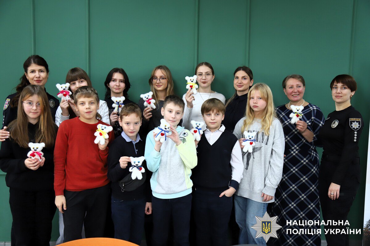 Вихованці Вінницького палацу дітей та юнацтва виготовили м’які іграшки для дітей з Полтави