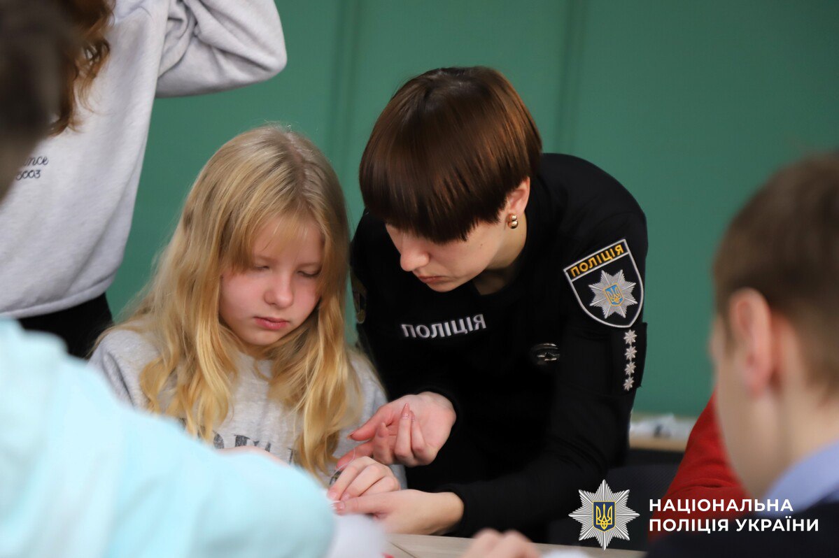 Вихованці Вінницького палацу дітей та юнацтва виготовили м’які іграшки для дітей з Полтави