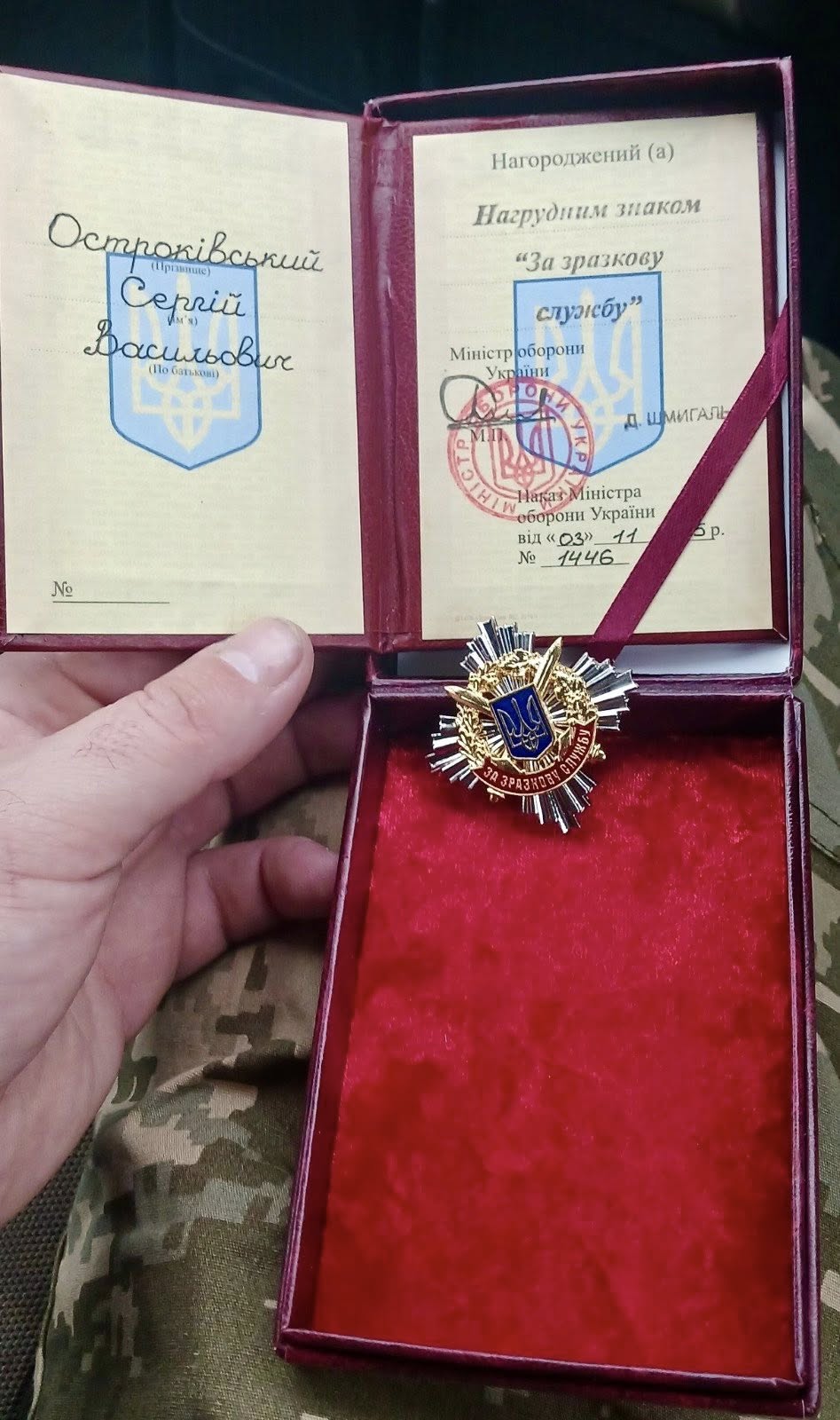 Воїна з Вінниччини нагородили нагрудним знаком Міністра оборони України «За зразкову службу»