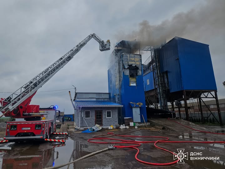 На Вінниччині бійці ДСНС ліквідували пожежу в зерносушарці