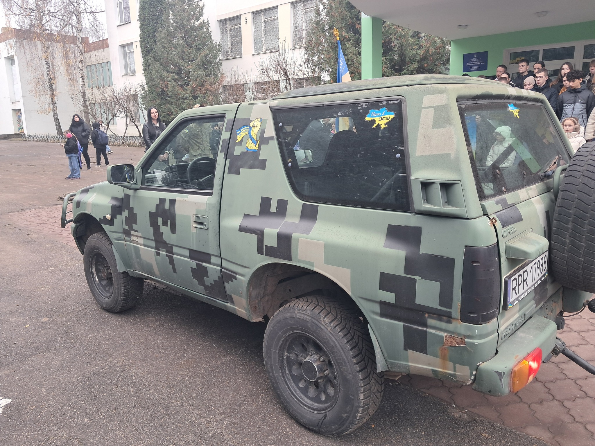 Учні та педагоги вінницького ліцею №29 допомогли відремонтувати авто для військових