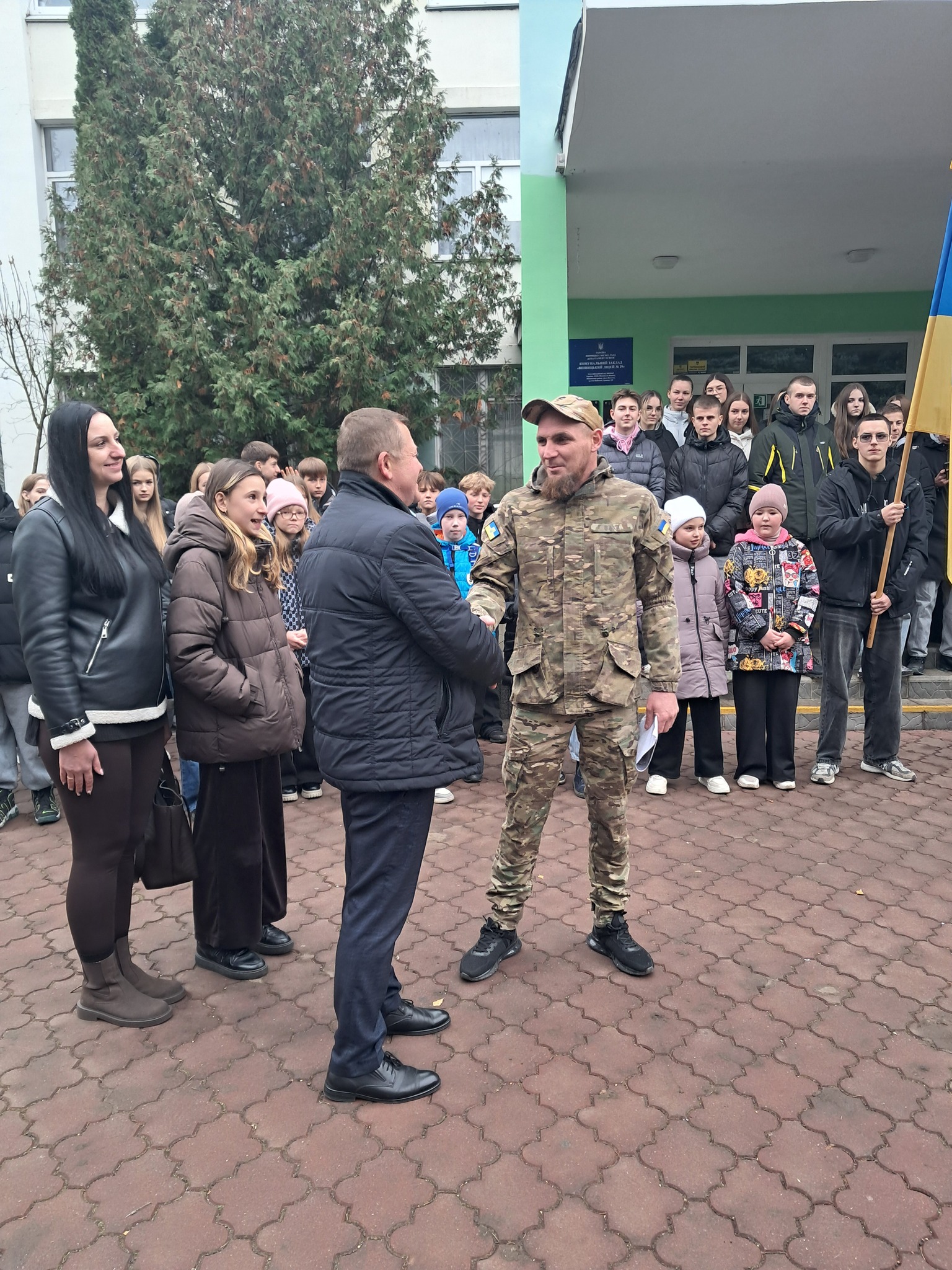 Учні та педагоги вінницького ліцею №29 допомогли відремонтувати авто для військових