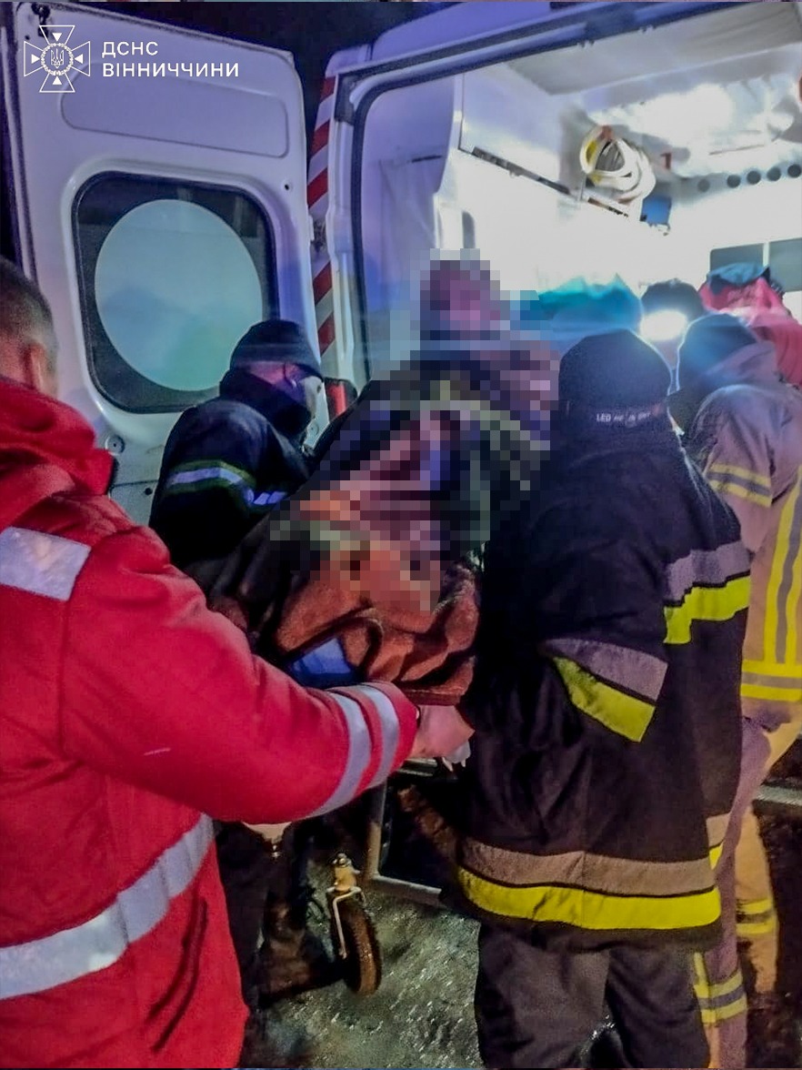 Понад три кілометри пішки вінницькі рятувальники несли жінку, яка потребувала негайної госпіталізації, до карети "швидкої"