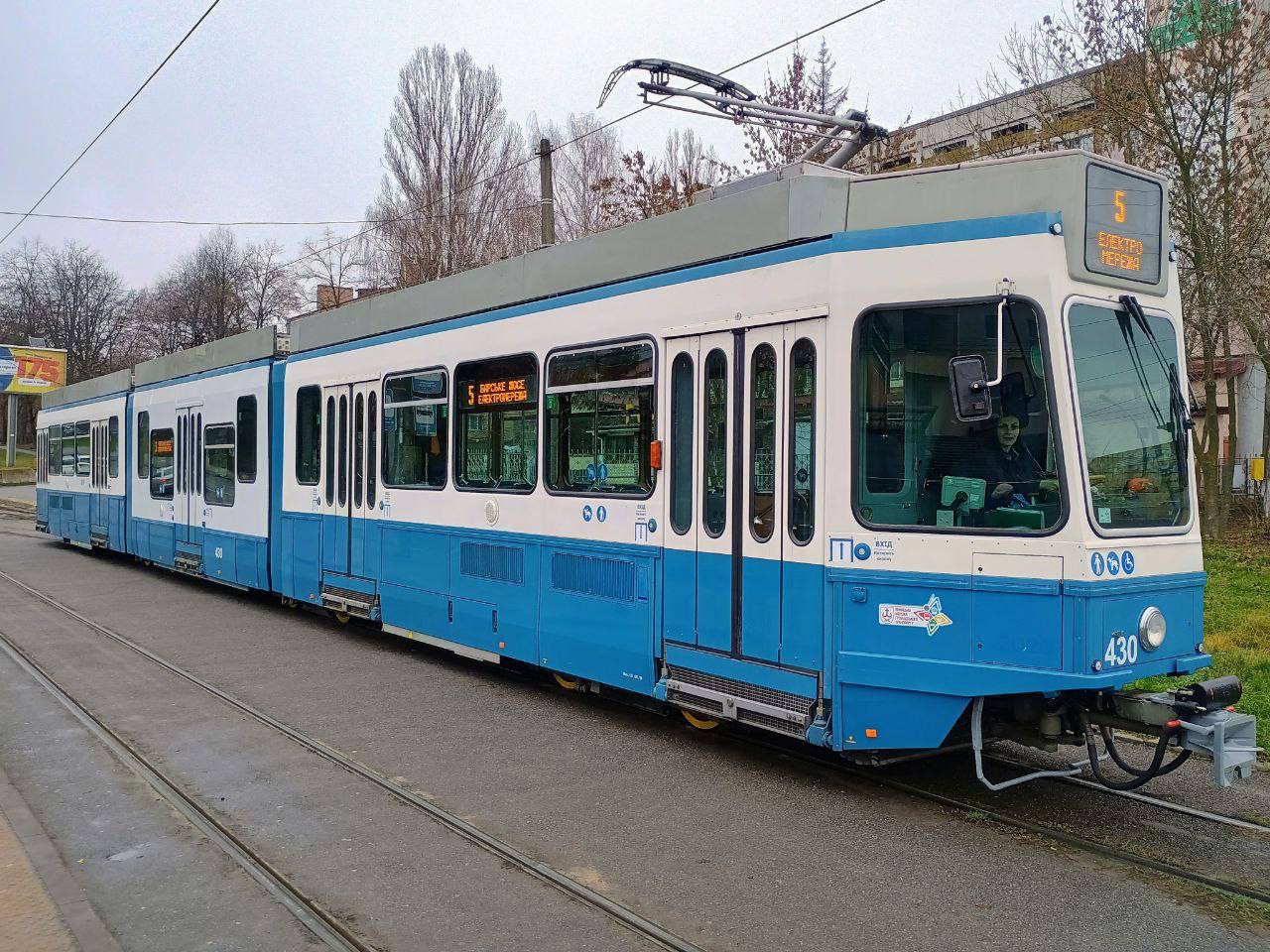 У Вінниці на маршрут вийшов швейцарський трамвай, адаптований для маломобільних пасажирів