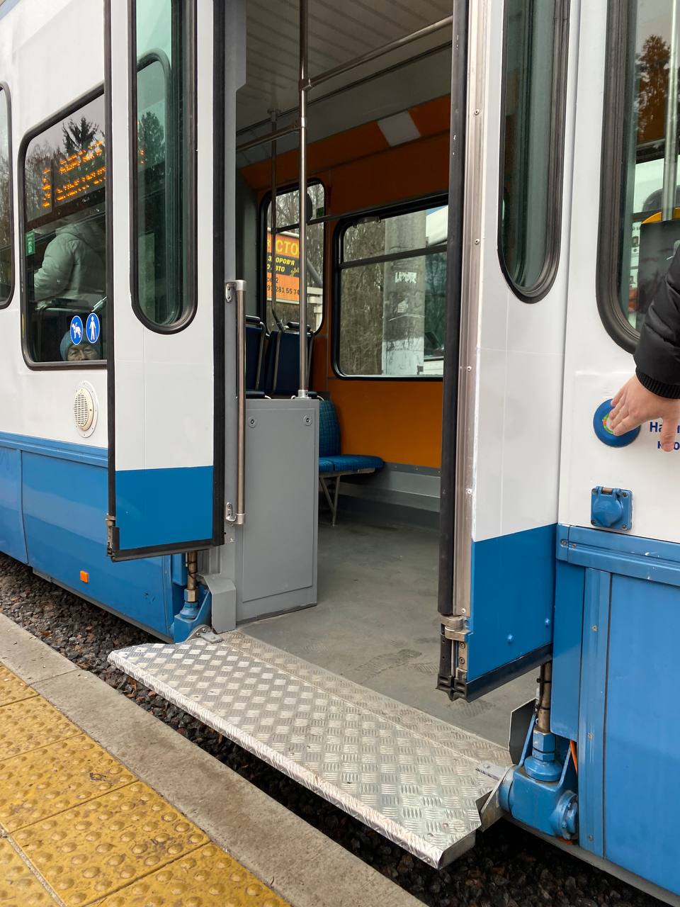 У Вінниці на маршрут вийшов швейцарський трамвай, адаптований для маломобільних пасажирів