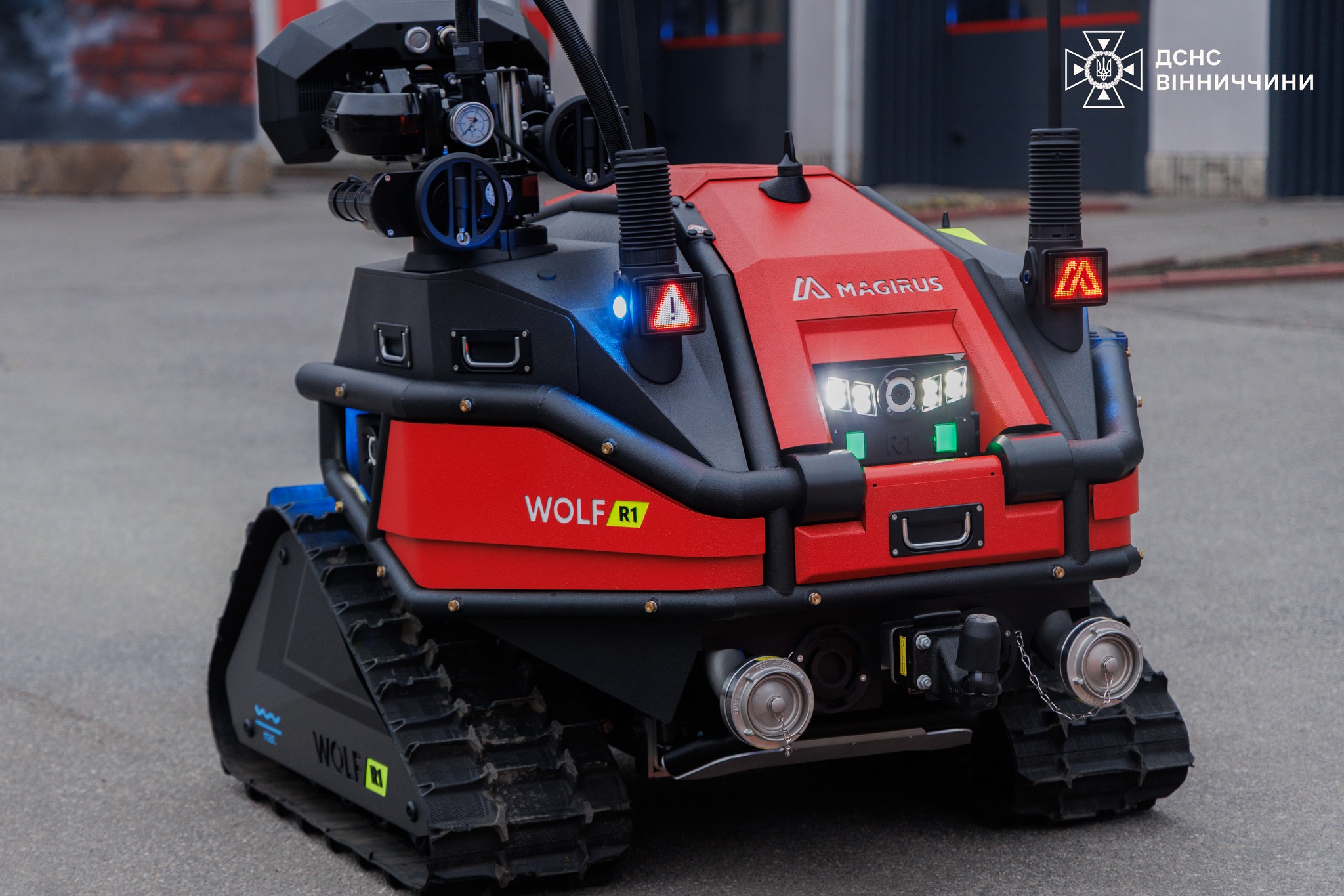 Вінницькі рятувальники отримали від благодійників спецавтомобіль безпілотних систем