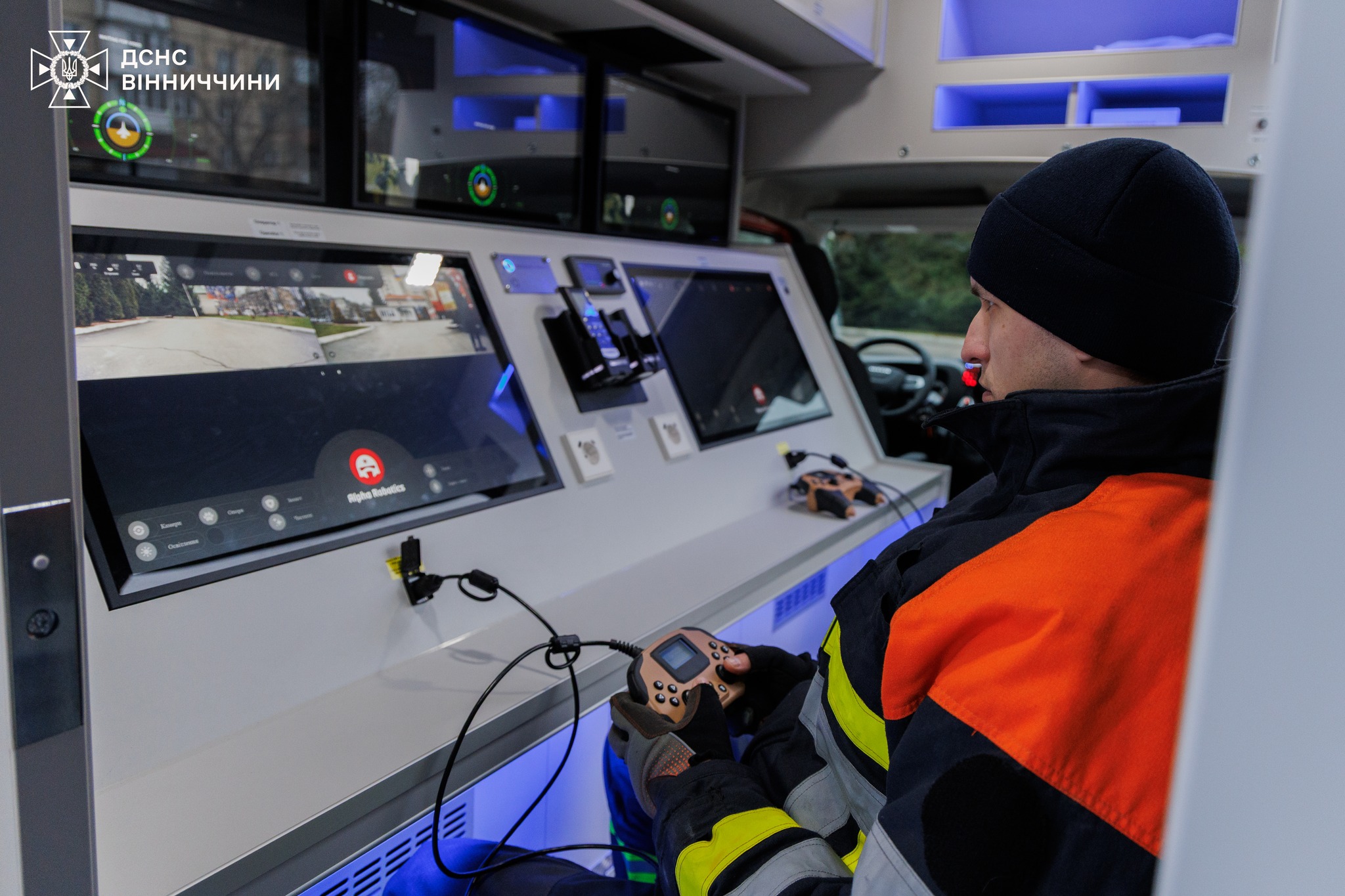 Вінницькі рятувальники отримали від благодійників спецавтомобіль безпілотних систем