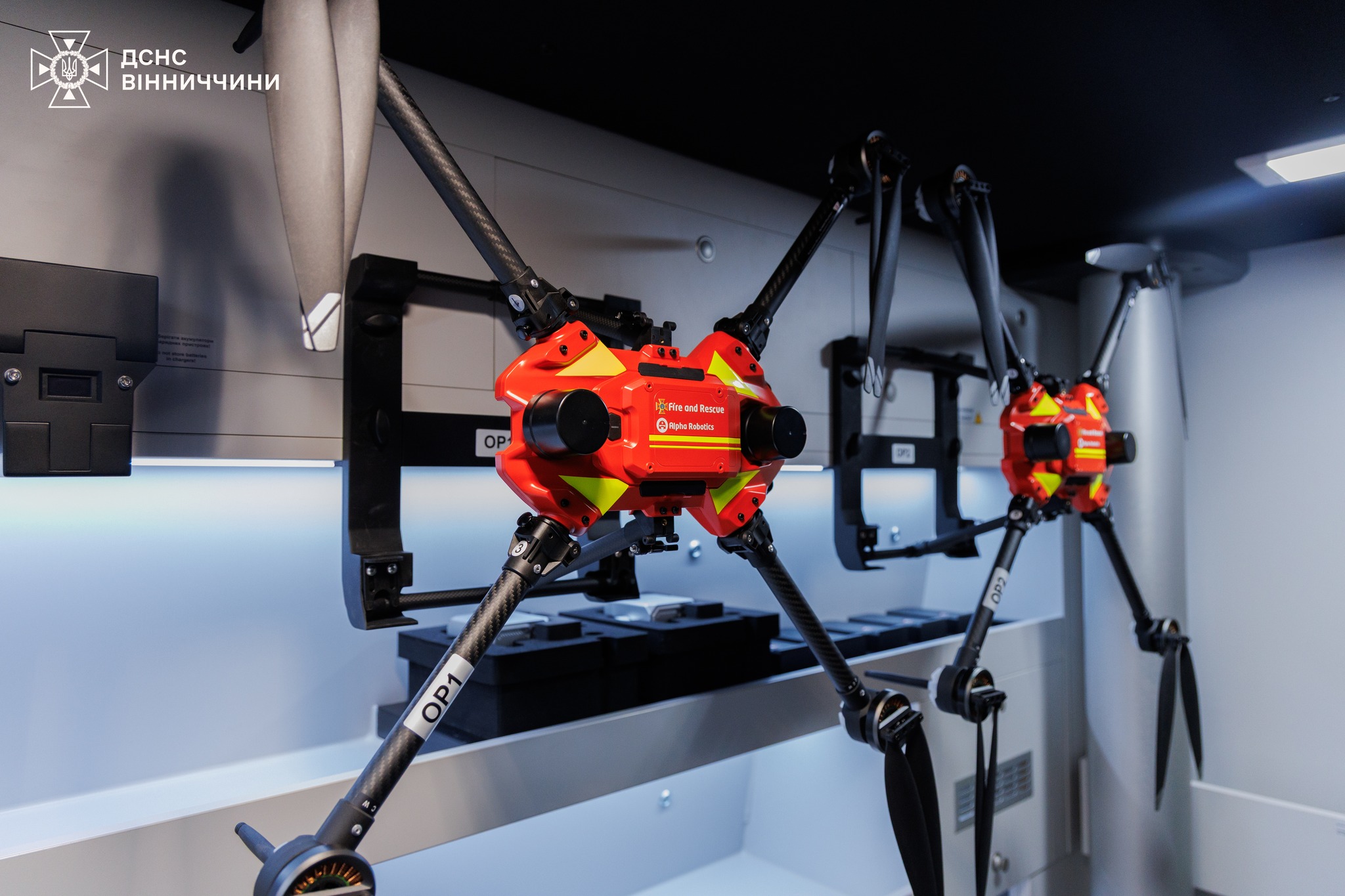 Вінницькі рятувальники отримали від благодійників спецавтомобіль безпілотних систем