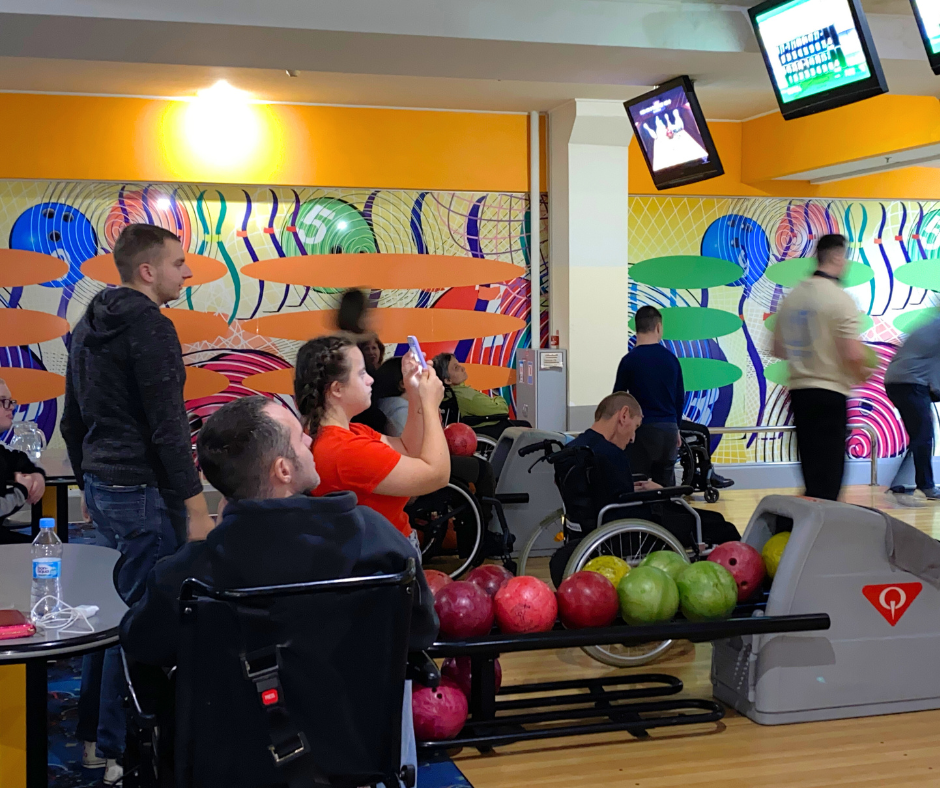 У Вінниці молодь з інвалідністю грала в боулінг: інклюзивний захід об’єднав 30 учасників