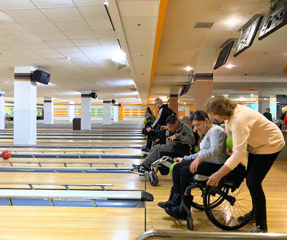 У Вінниці молодь з інвалідністю грала в боулінг: інклюзивний захід об’єднав 30 учасників