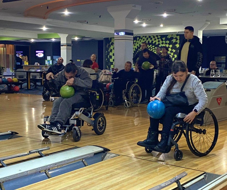 У Вінниці молодь з інвалідністю грала в боулінг: інклюзивний захід об’єднав 30 учасників