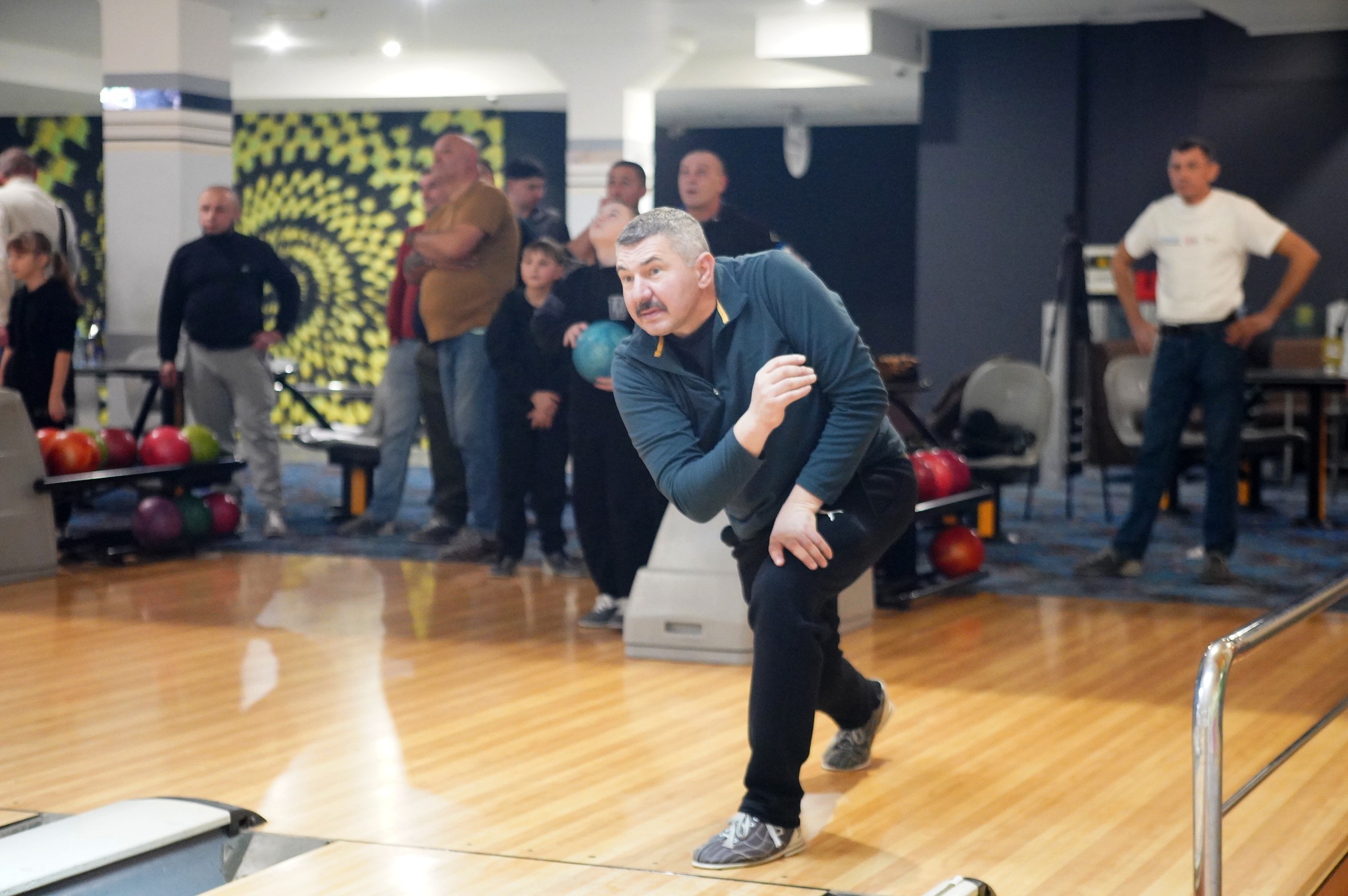 У Вінниці для працівників Муніципальної варти, які є ветеранами та учасниками бойових дій, організували похід у боулінг