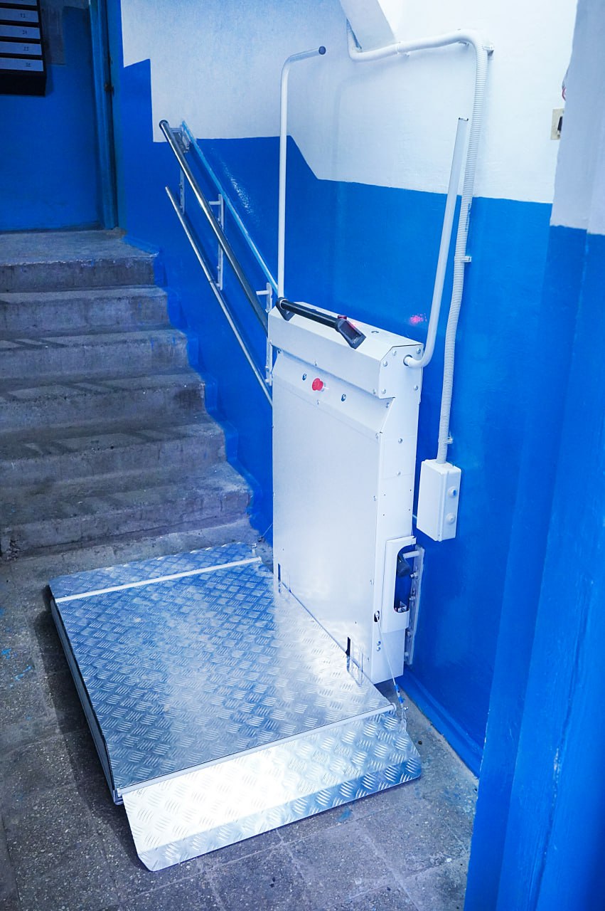 Безбар'єрність. У Вінниці коштом бюджету громади покращили доступність багатоповерхівки на Андрія Первозванного, 4