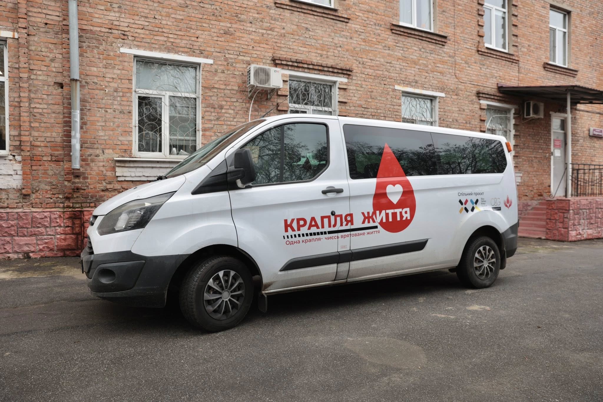 Вінницький обласний центр крові отримав авто для виїзного забору крові