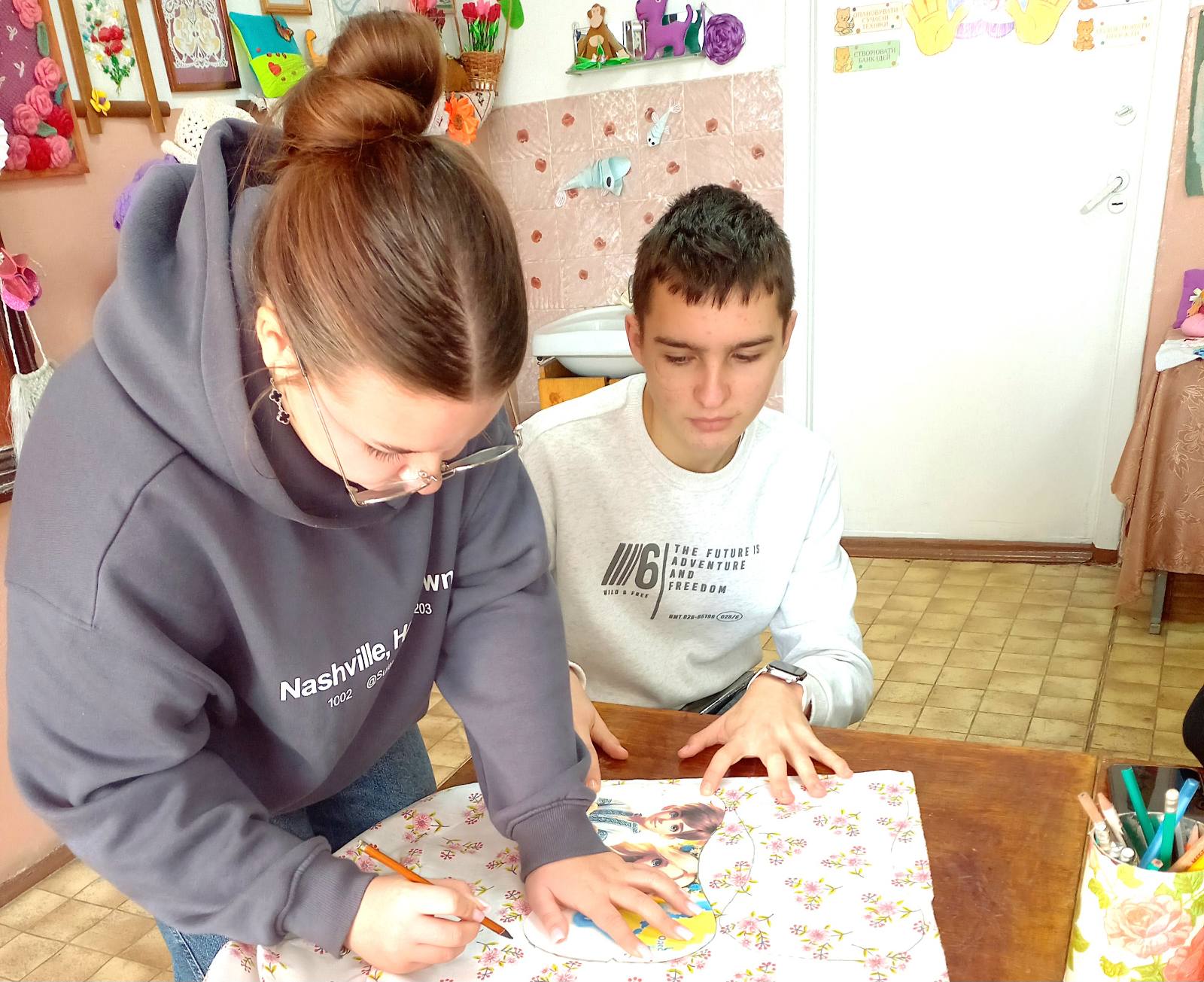 На Вінниччині школярі шиють спеціальні подушки для поранених військових