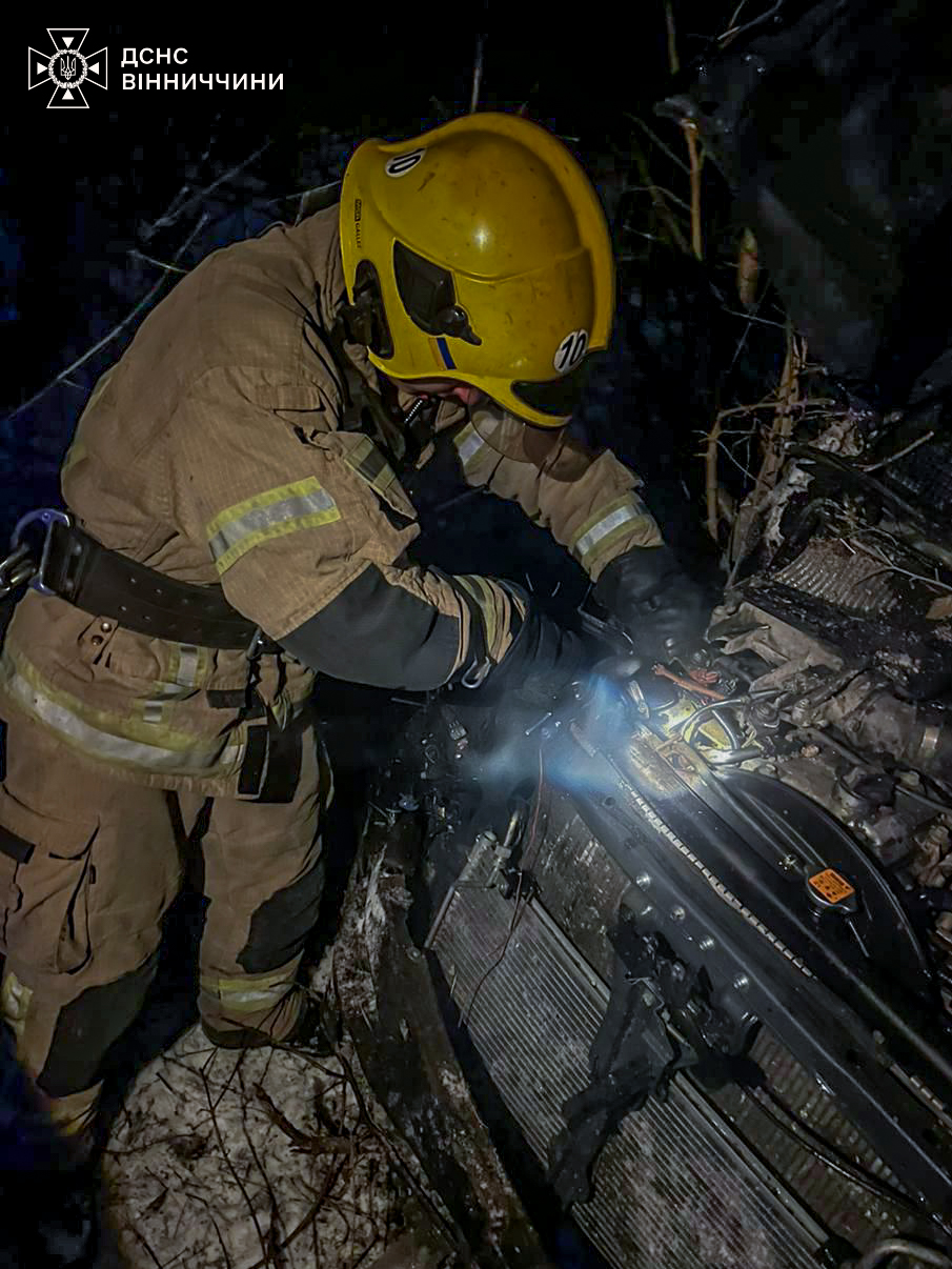 Рятувальники Вінниччини двічі виїжджали визволяти автівки, що застрягли в снігових заметах