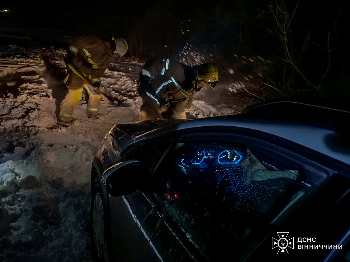 Рятувальники Вінниччини двічі виїжджали визволяти автівки, що застрягли в снігових заметах