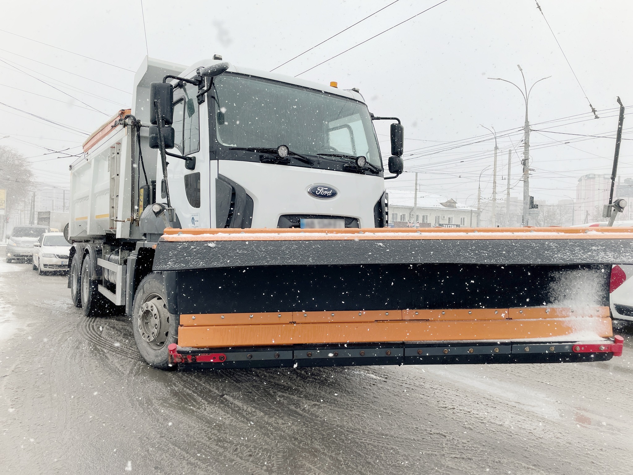 Майже 40 одиниць спецтехніки розчищають Вінницю від снігу 6 січня