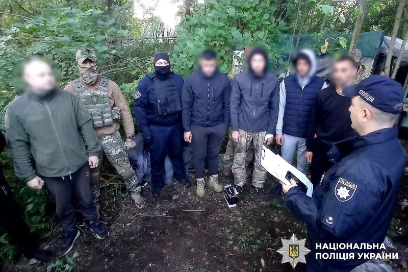 На Вінниччині шестеро чоловіків вирощували коноплі в промислових масштабах