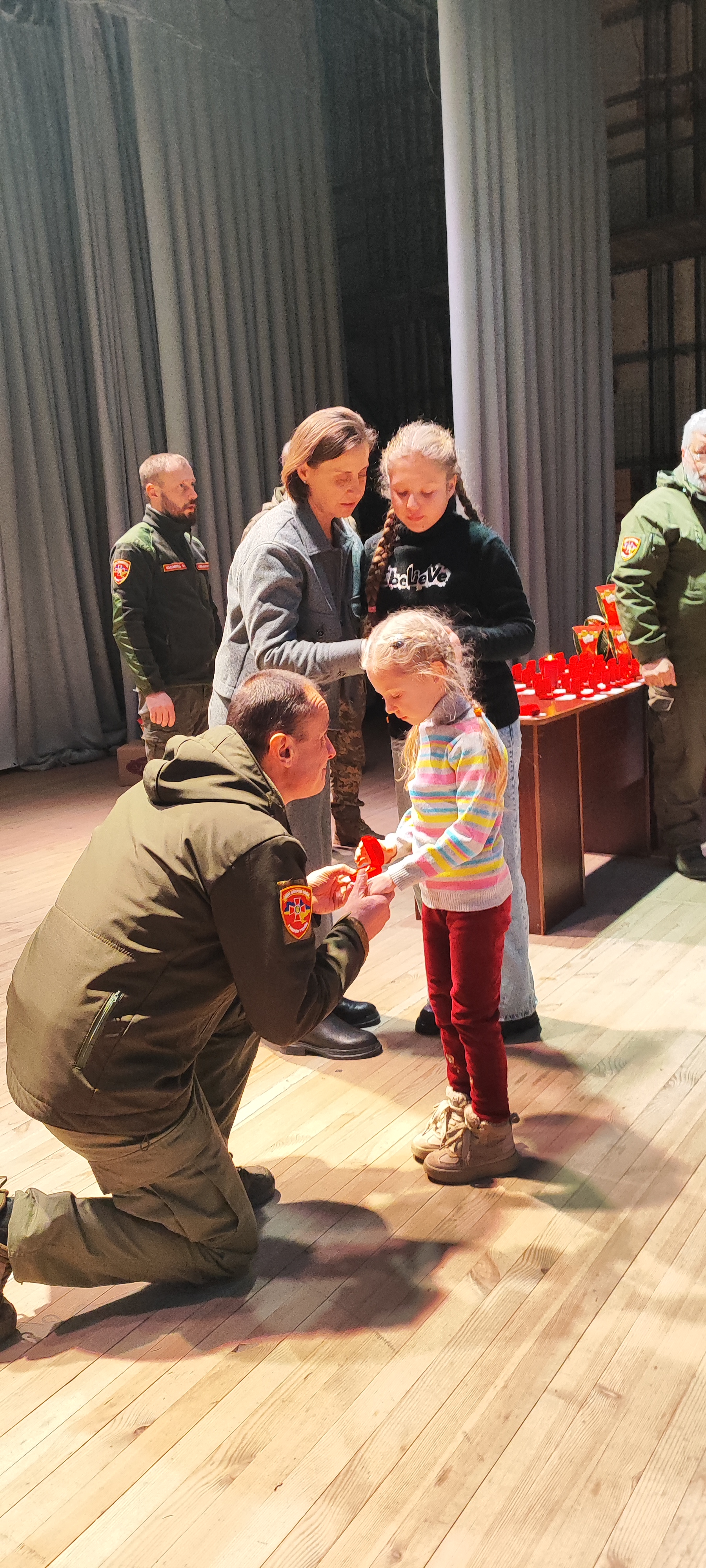 На Вінниччині дітям полеглих Героїв вручили кулони-обереги "Батьківське серце"