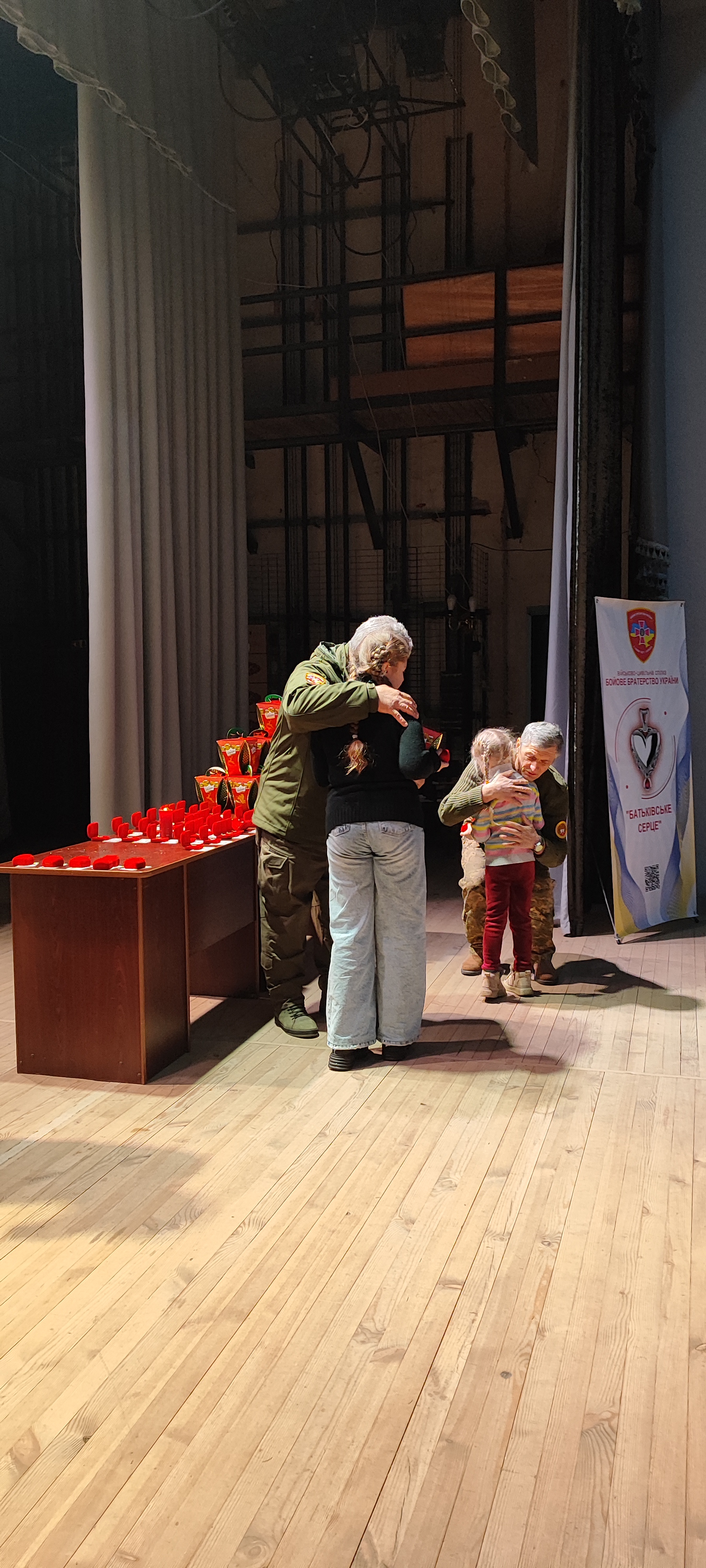 На Вінниччині дітям полеглих Героїв вручили кулони-обереги "Батьківське серце"