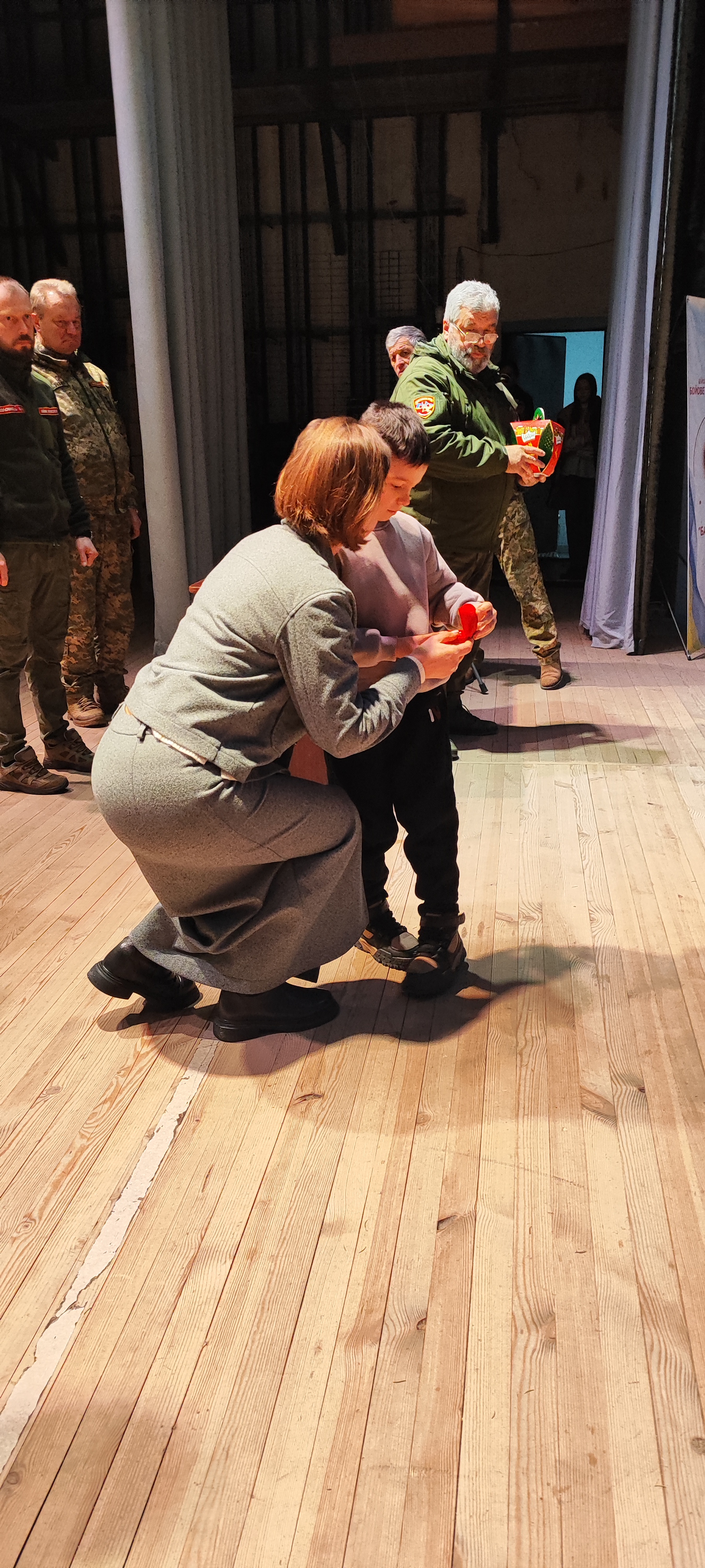 На Вінниччині дітям полеглих Героїв вручили кулони-обереги "Батьківське серце"