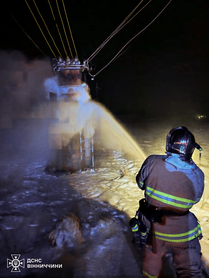 У Вінниці горіла двоповерхівка — рятувальники виявили людину без ознак життя