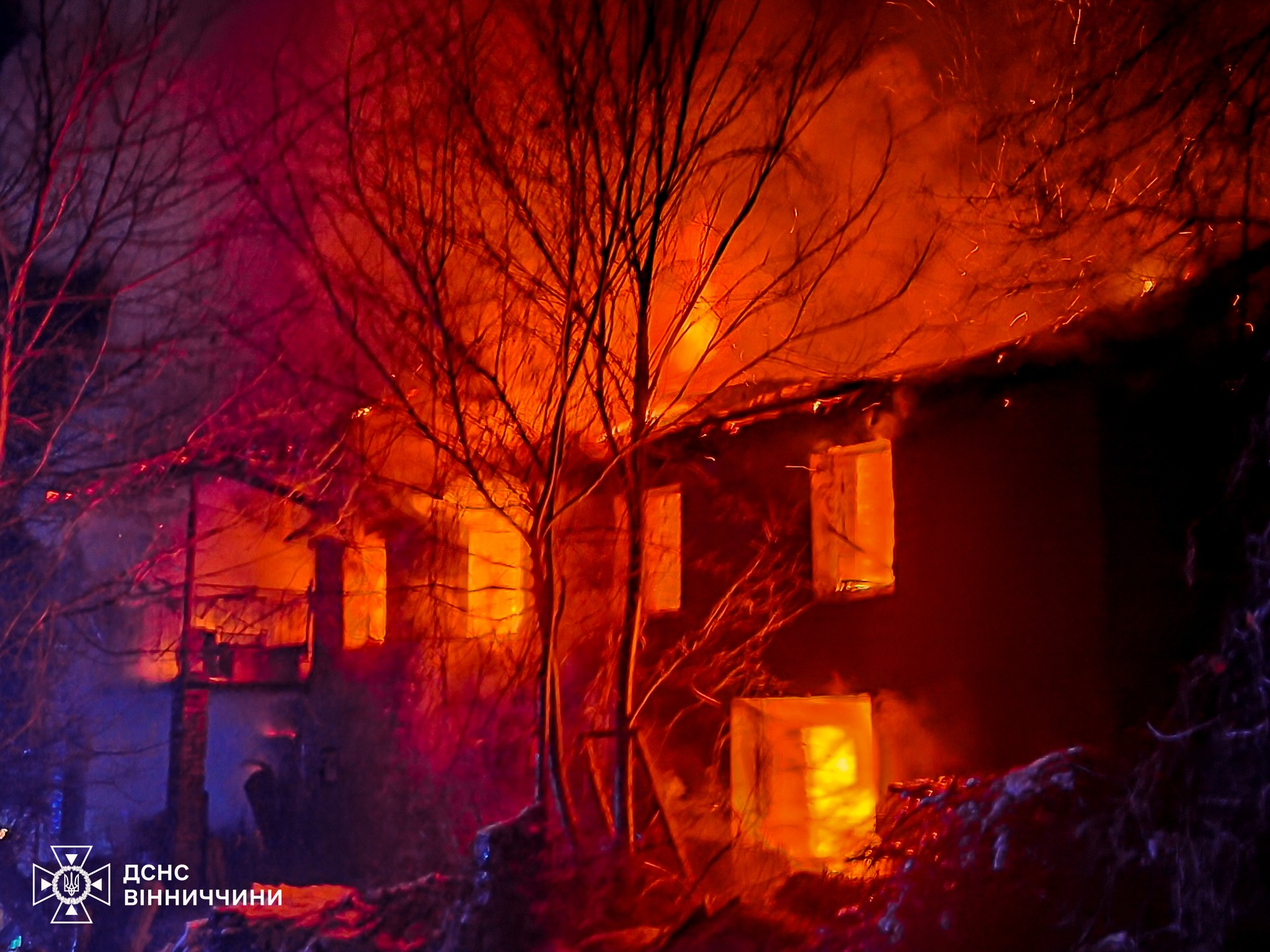 У Вінниці горіла двоповерхівка — рятувальники виявили людину без ознак життя