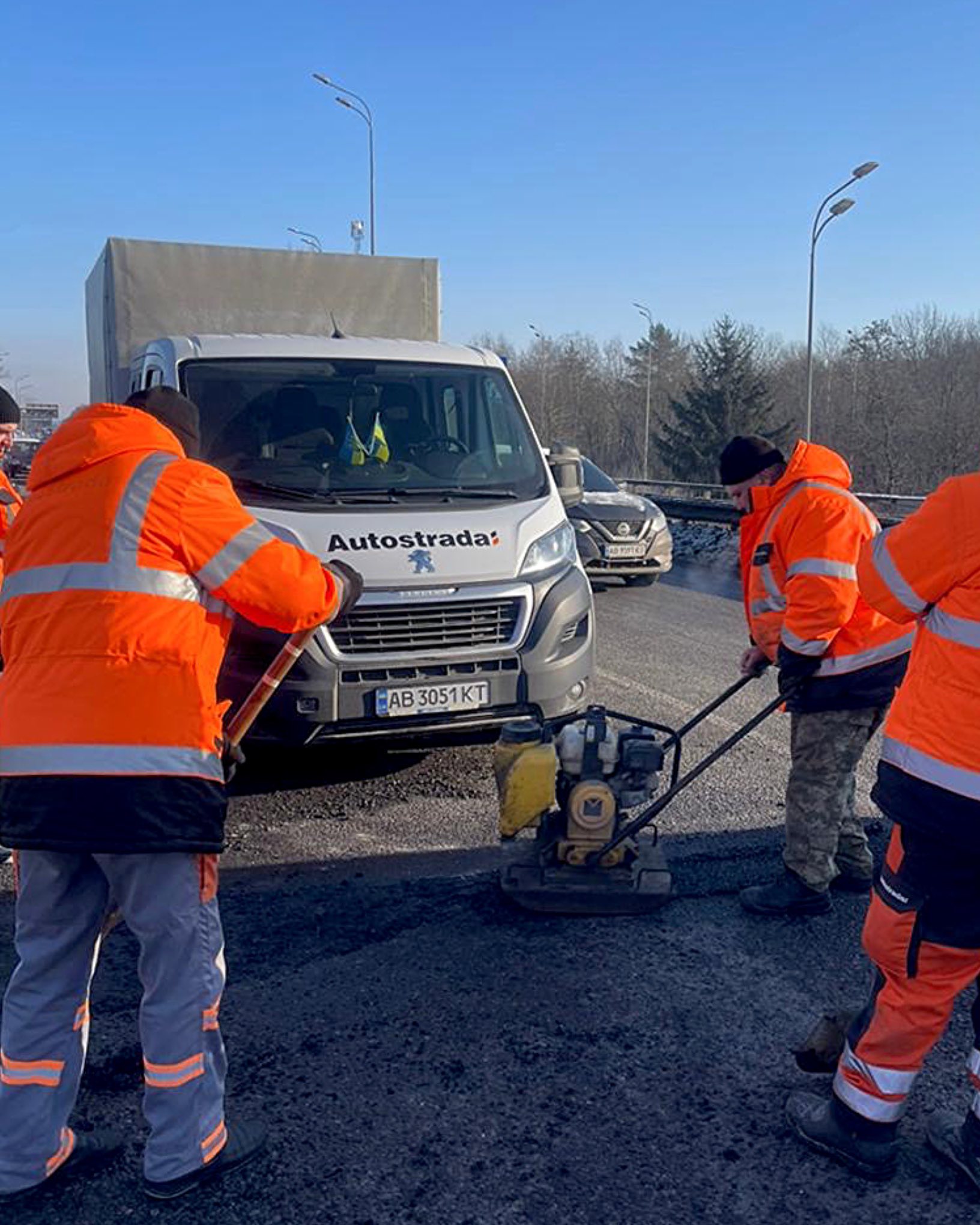 На дорогах Вінниччини проводять ямковий ремонт