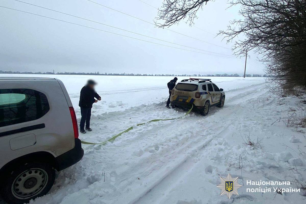На Вінниччині поліцейські офіцери громад допомагають водіям під час негоди