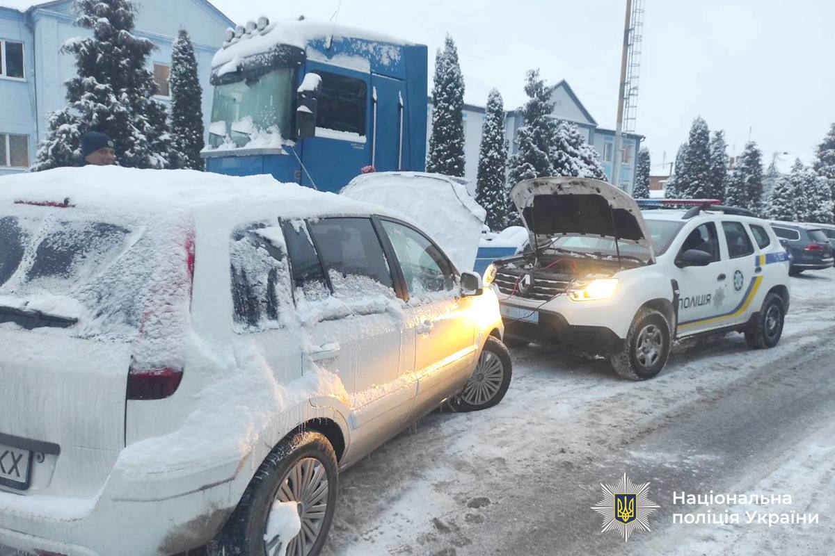 На Вінниччині поліцейські офіцери громад допомагають водіям під час негоди
