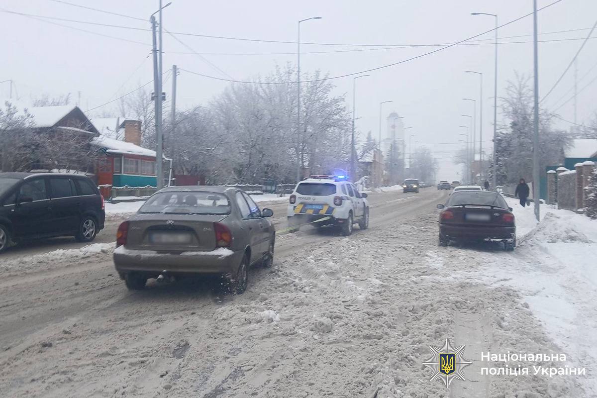 На Вінниччині поліцейські офіцери громад допомагають водіям під час негоди