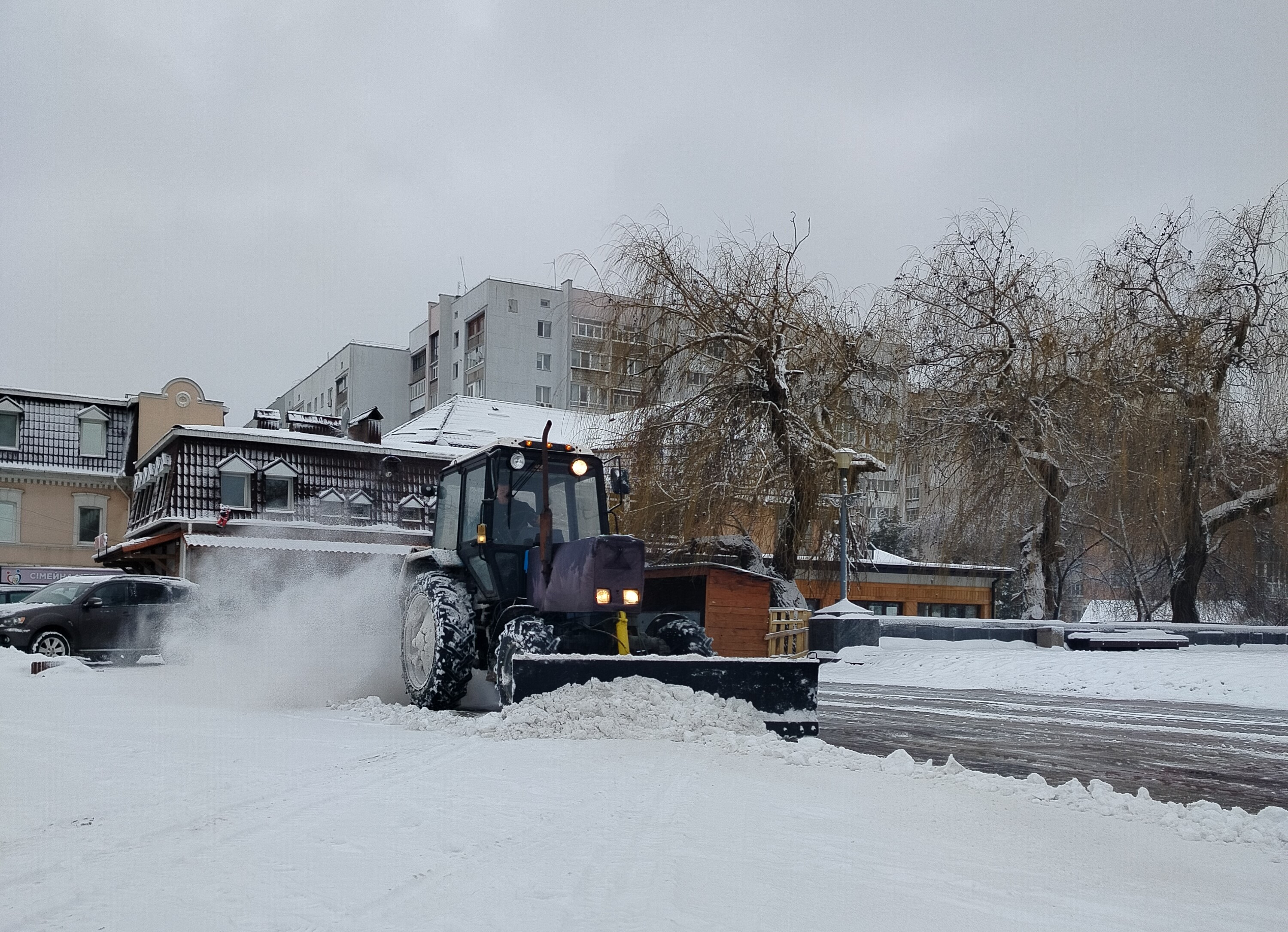 Вінницькі енергетики четверту добу поспіль відновлюють електропостачання