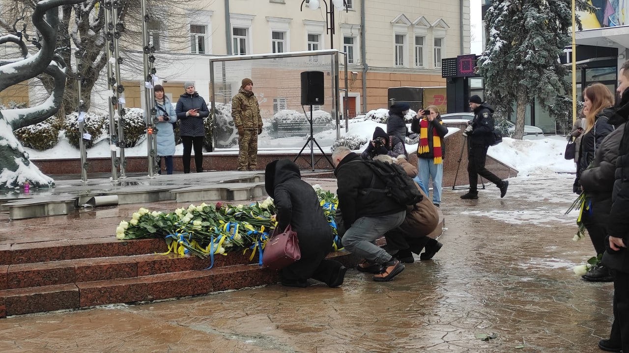 До Дня Героїв Небесної Сотні у Вінниці відбулось покладання квітів до "Дерева свободи"