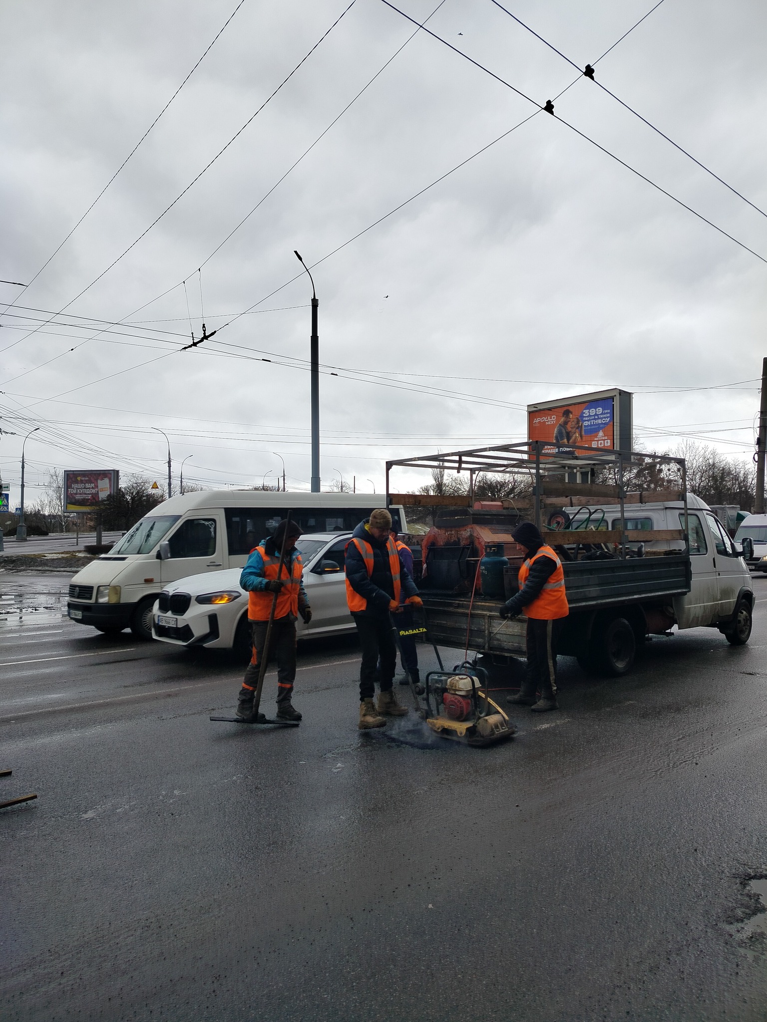 У Вінниці продовжують ремонтувати пошкоджені внаслідок складної зими ділянки доріг