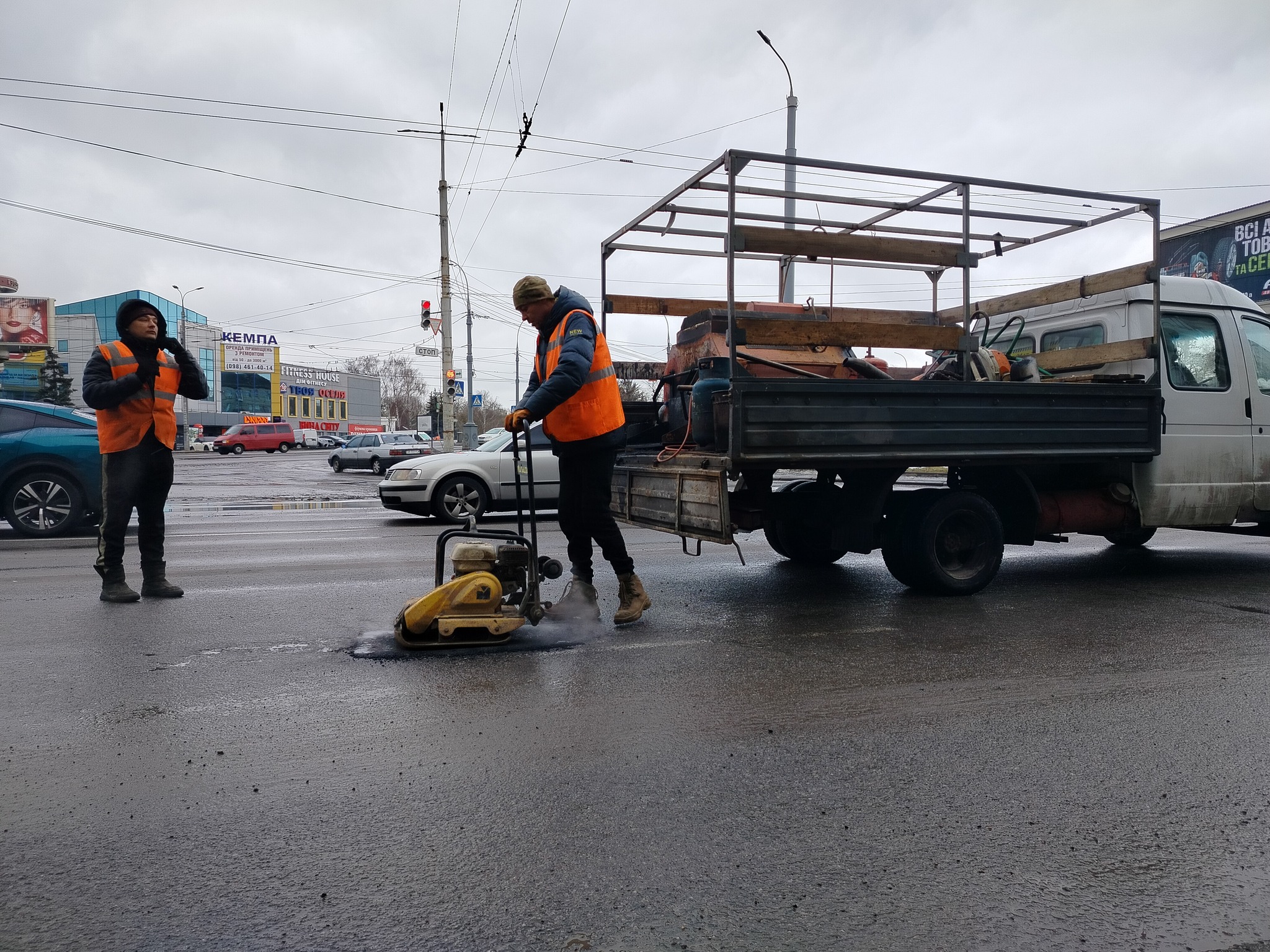 У Вінниці продовжують ремонтувати пошкоджені внаслідок складної зими ділянки доріг