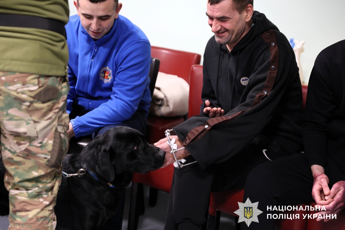 Поранених військових, які проходять реабілітацію на Вінниччині, відвідали кінологи зі службовими собаками