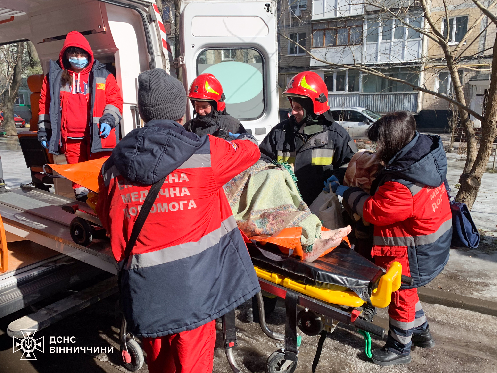 Допомоги потребували літні жінки: у Вінниці рятувальники двічі екстрено відчиняли двері квартир