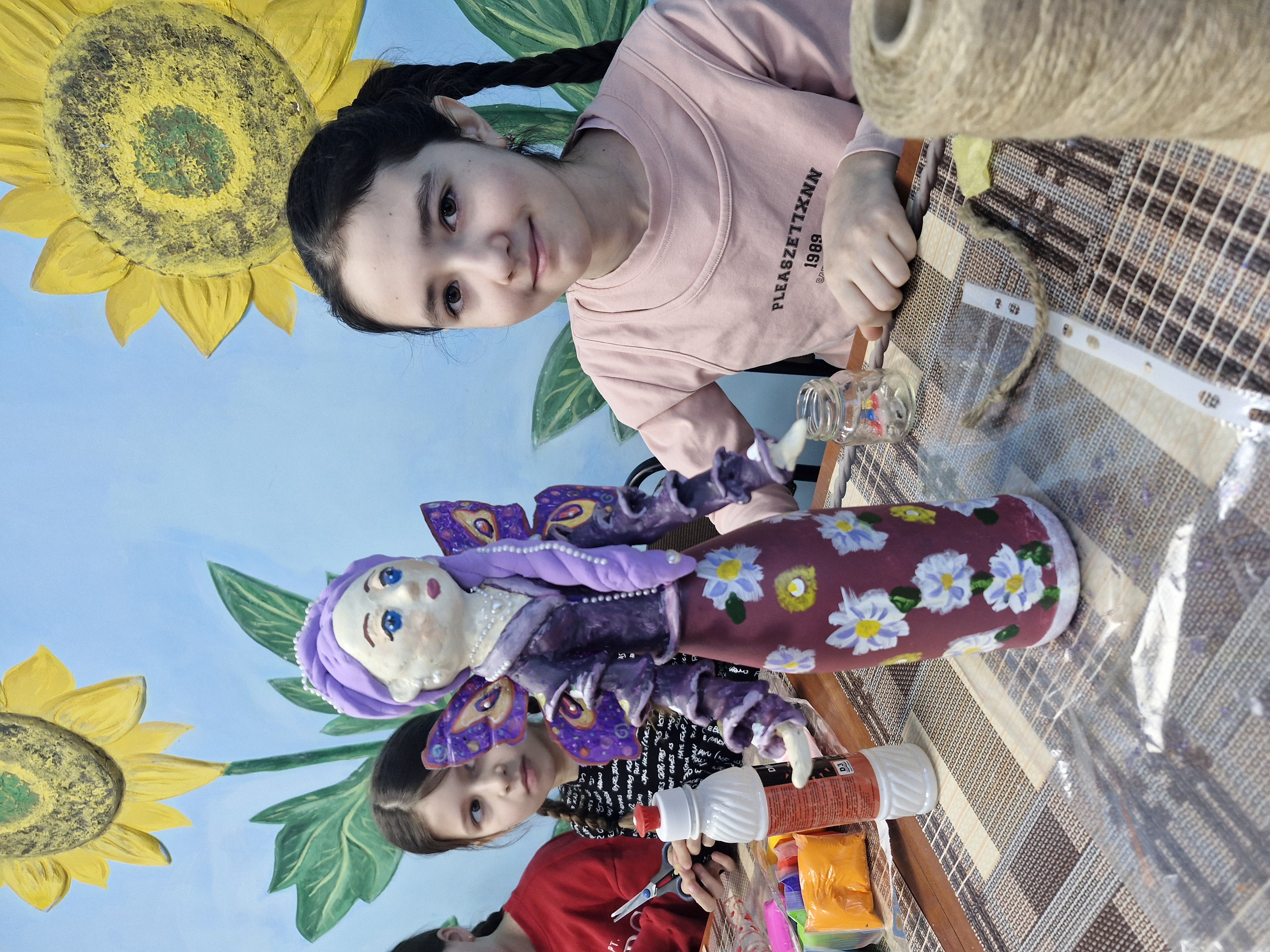 У Вінниці у VinSmart Центрі діти завершили роботу над фігурками-підсвічниками