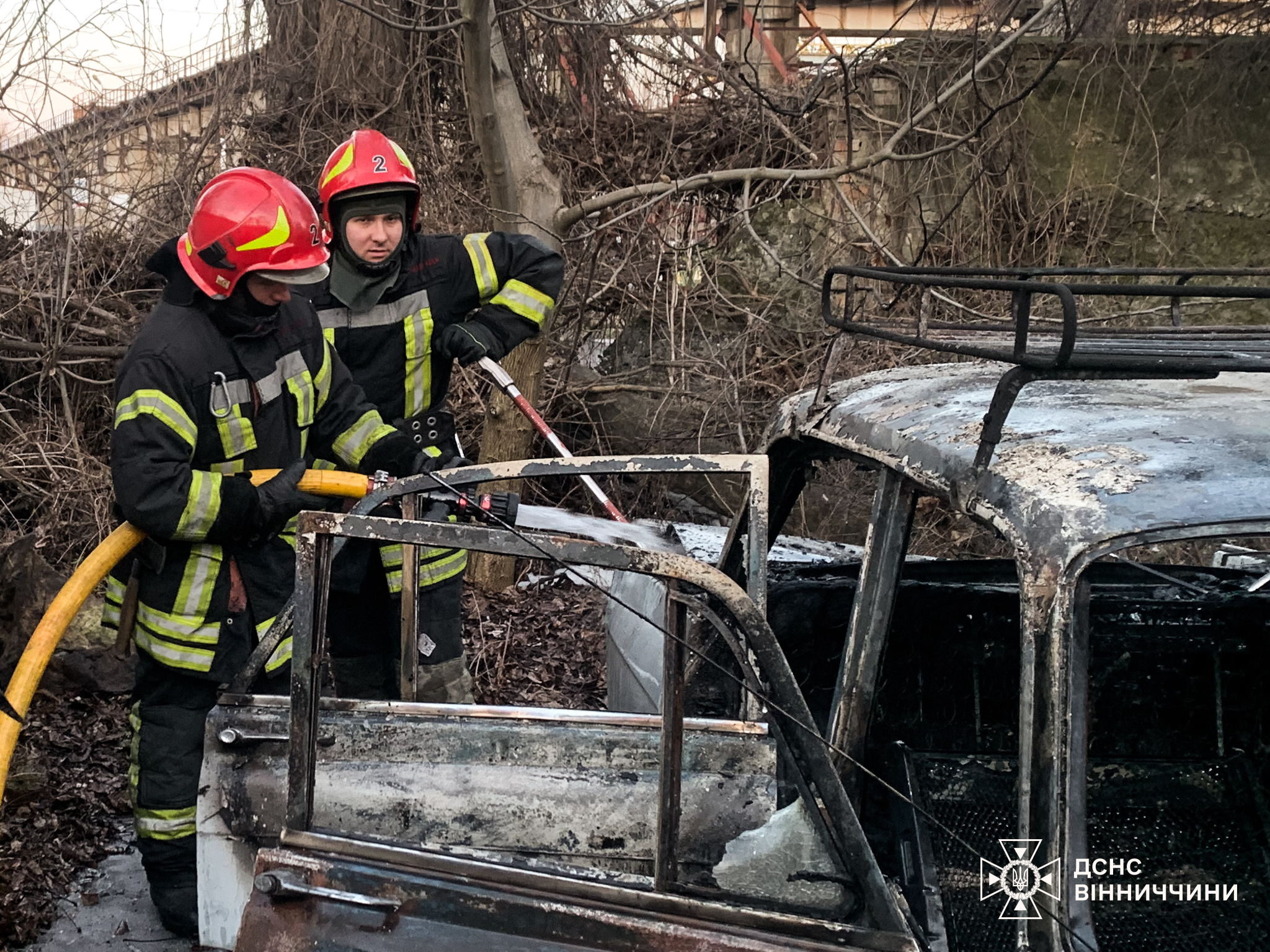 На Вінниччині горів легковик та покрівля приватного будинку