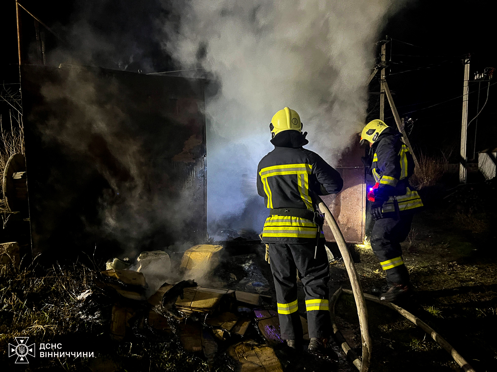 На Вінниччині горів комбайн, дві автівки та вагончик на підприємстві