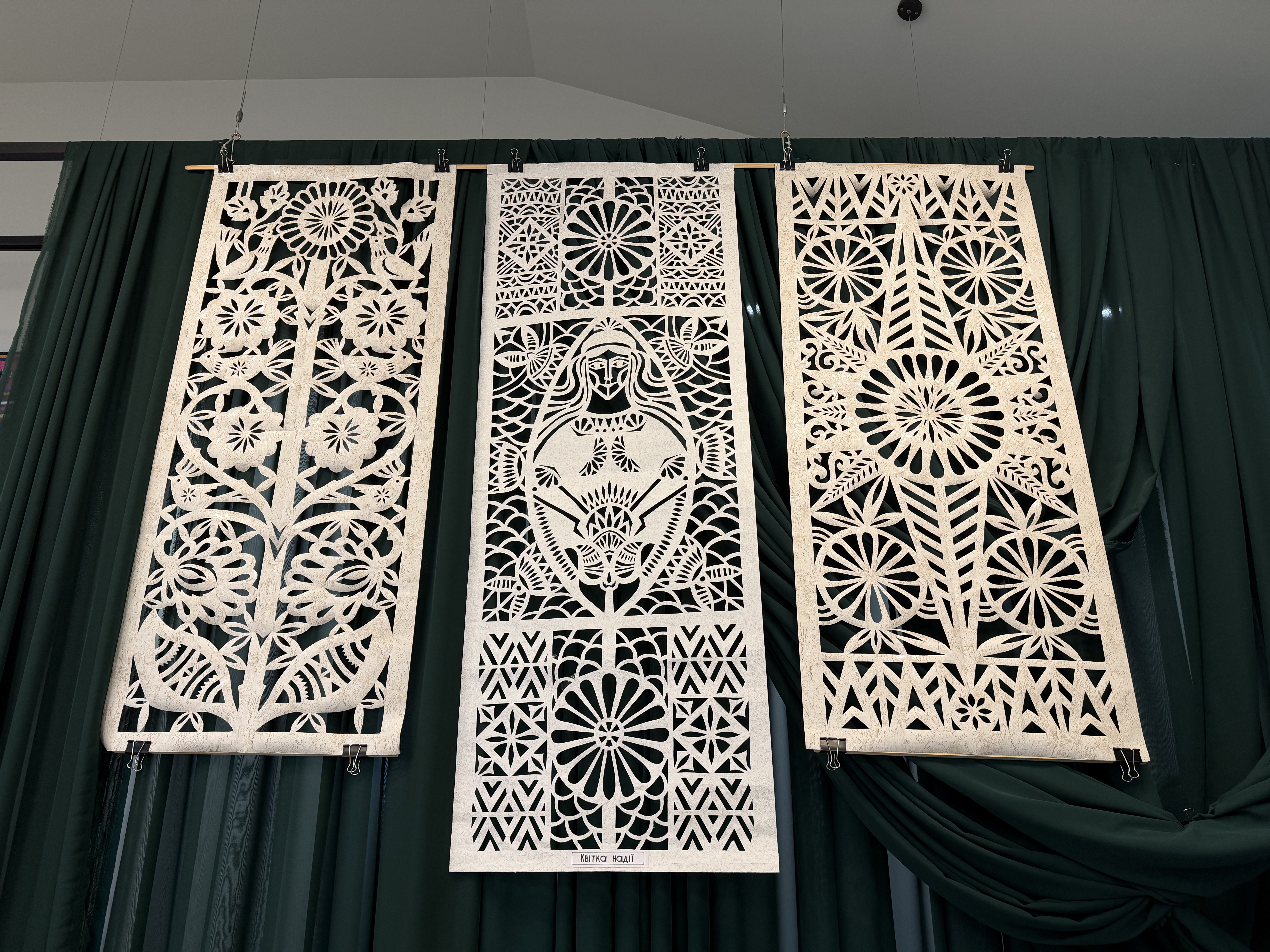 «Молитва за Україну»: у Вінниці відкрилася виставка майстра витинанки Дмитра Власійчука