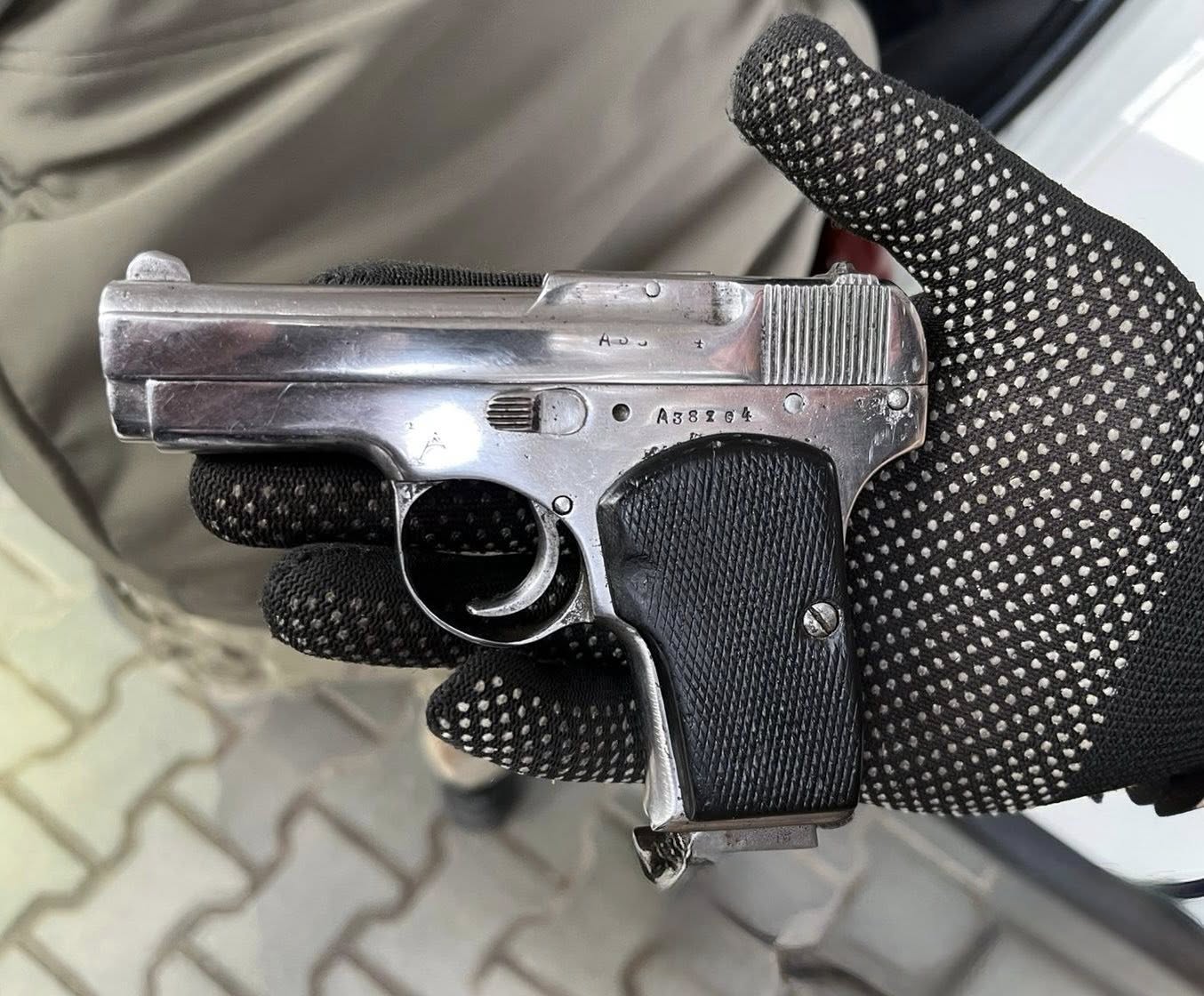 Вінницькі митники зупинили іноземця, який хотів незаконно провезти пістолет