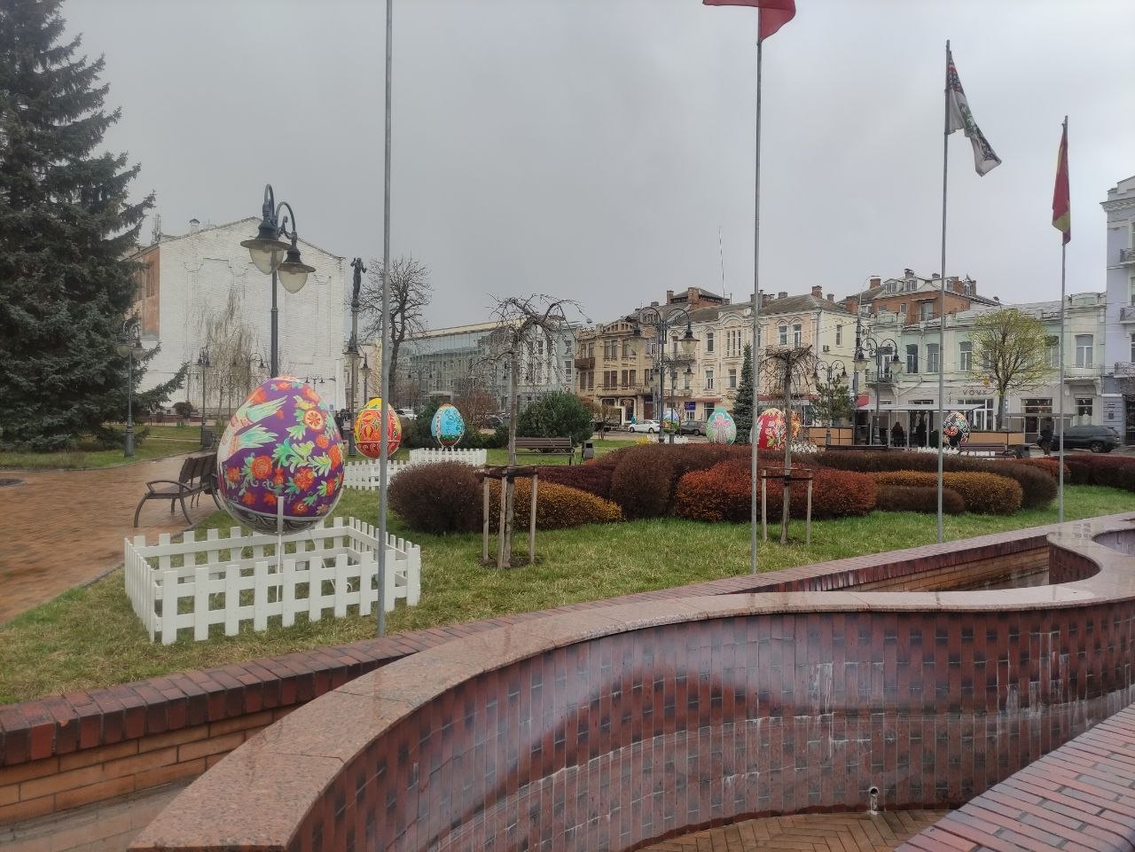 На Майдані Незалежності у Вінниці встановили писанки-велетні