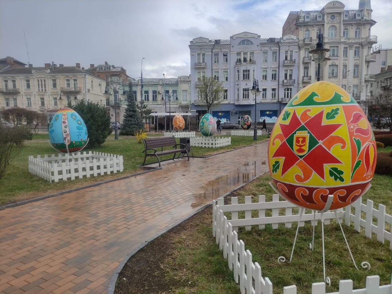 На Майдані Незалежності у Вінниці встановили писанки-велетні