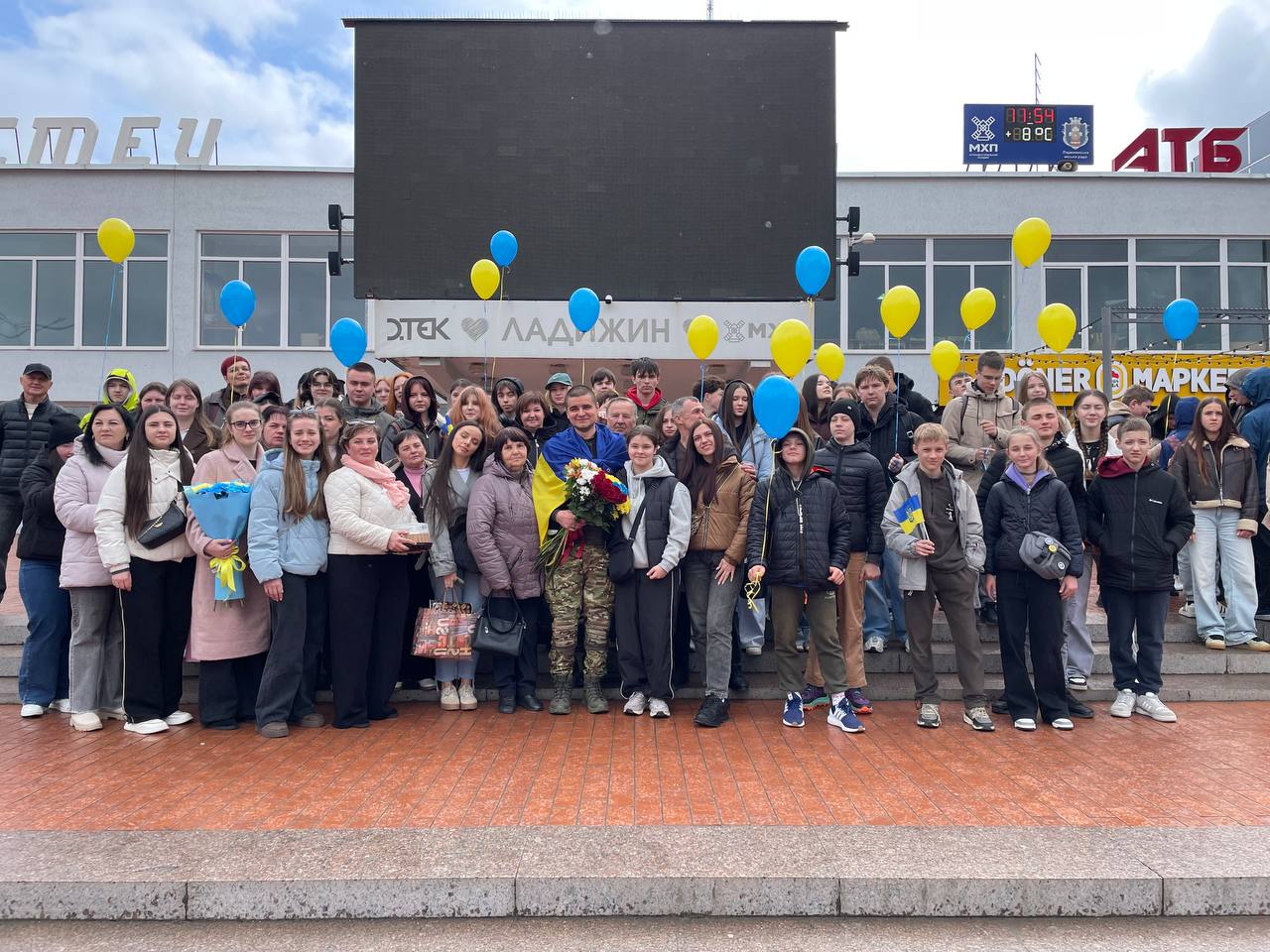 Громада на Вінниччині зустріла Захисника, який майже чотири роки провів у ворожому полоні